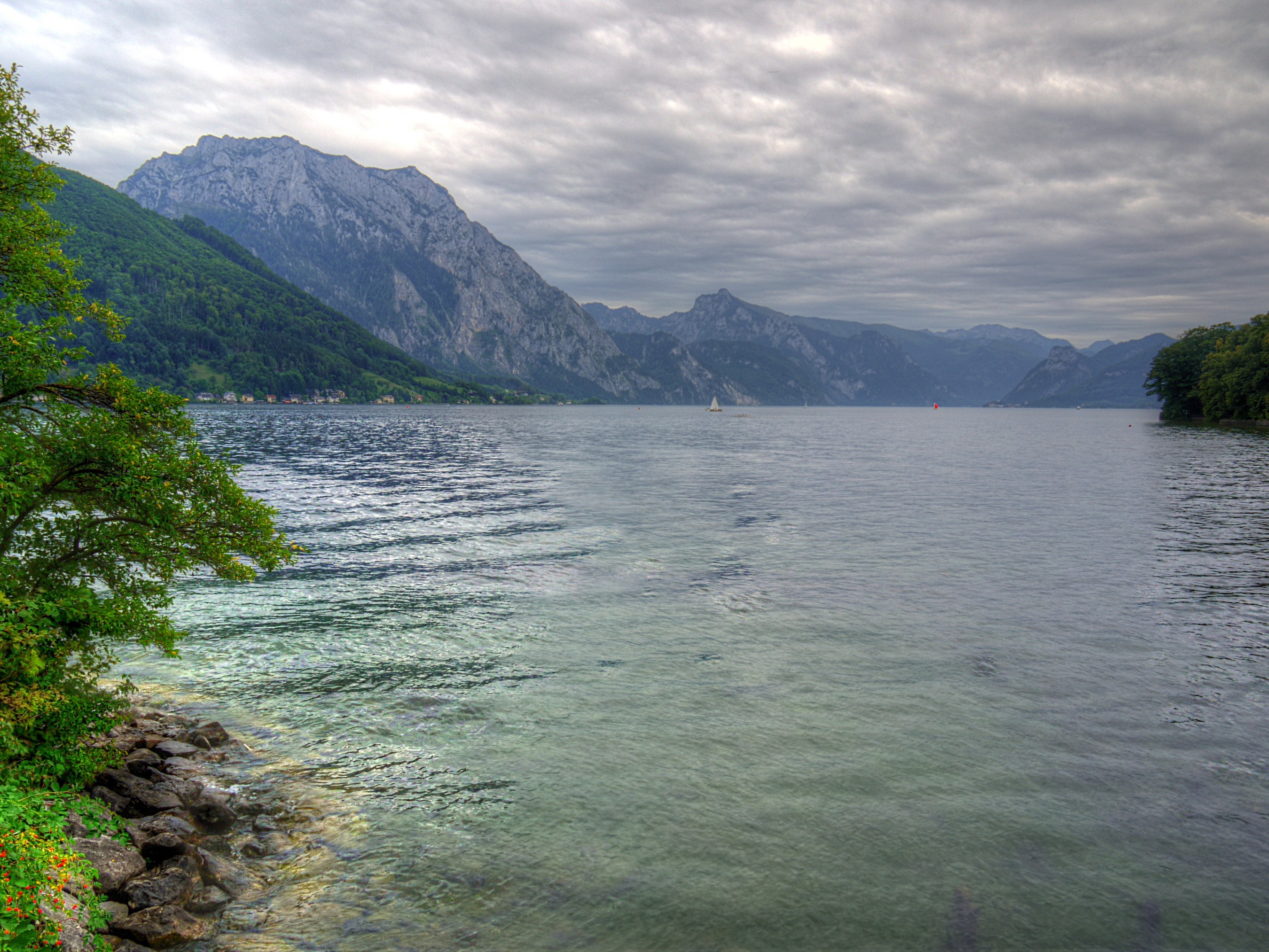 Traunsee Lake and Mountains in Gmunden, Austria HD Wallpaper