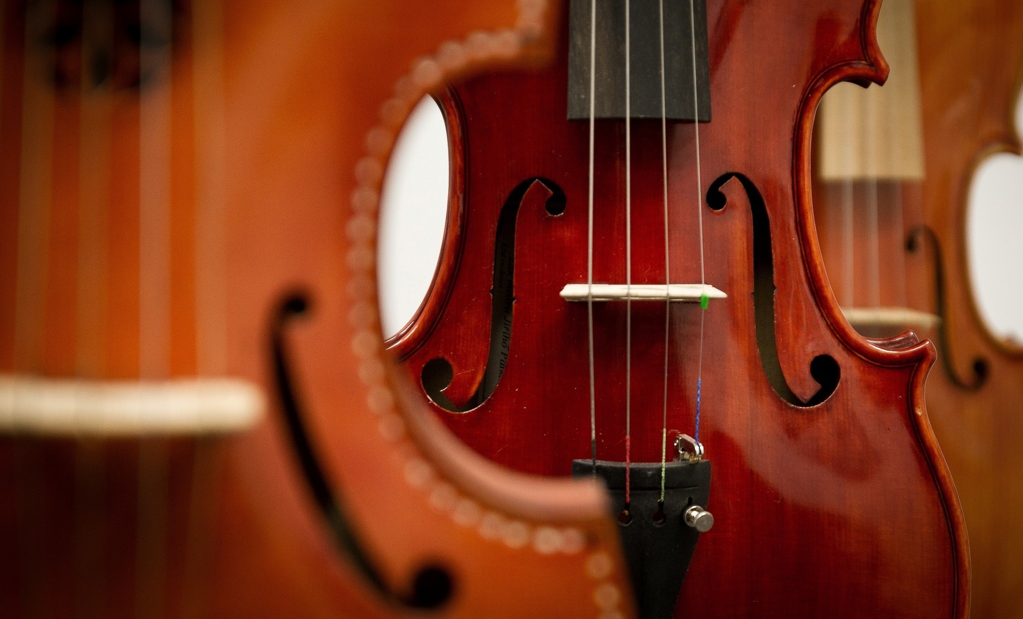 Close-up of a violin HD Wallpaper
