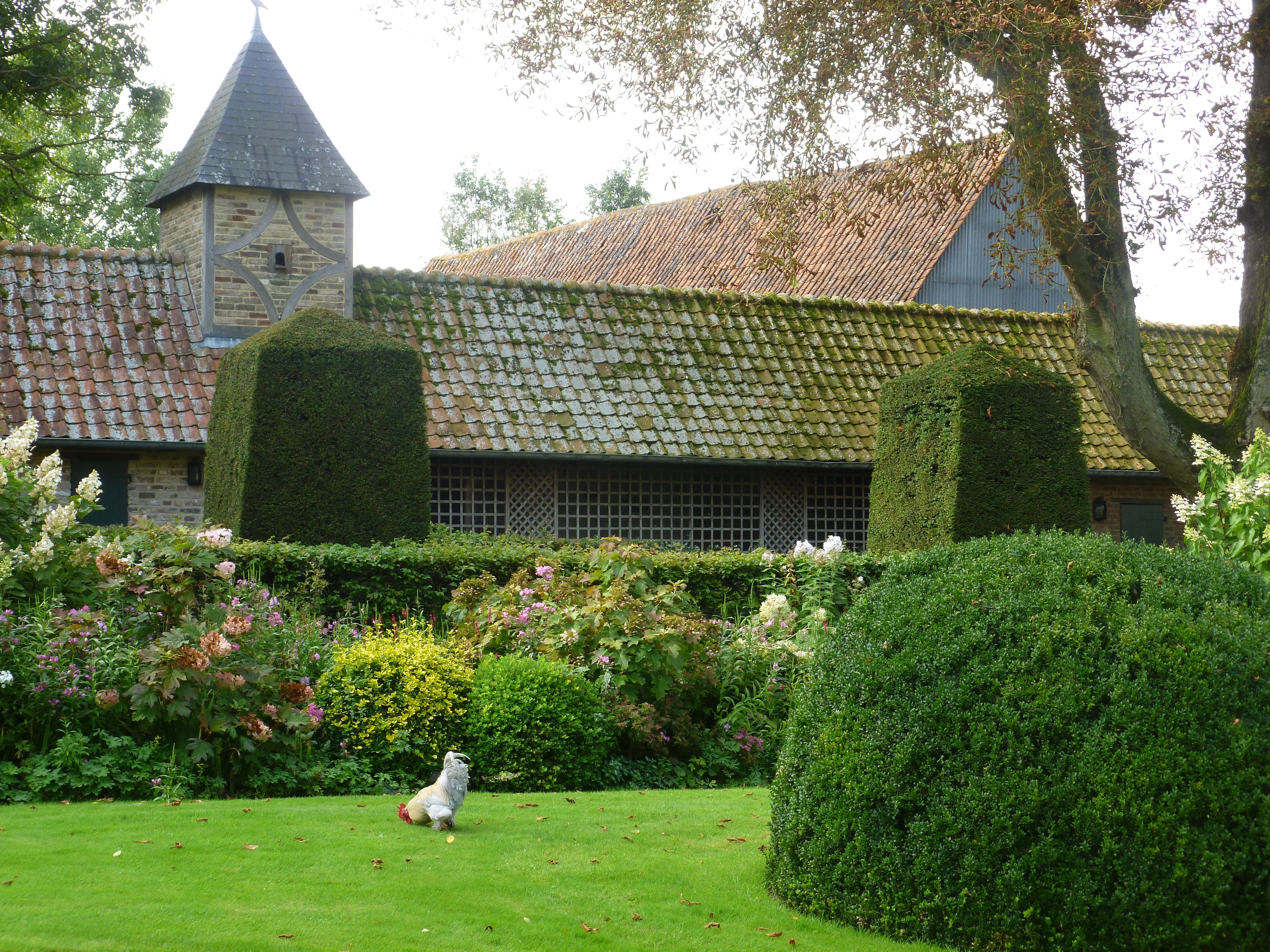 Garden with a building and a gnome HD Wallpaper
