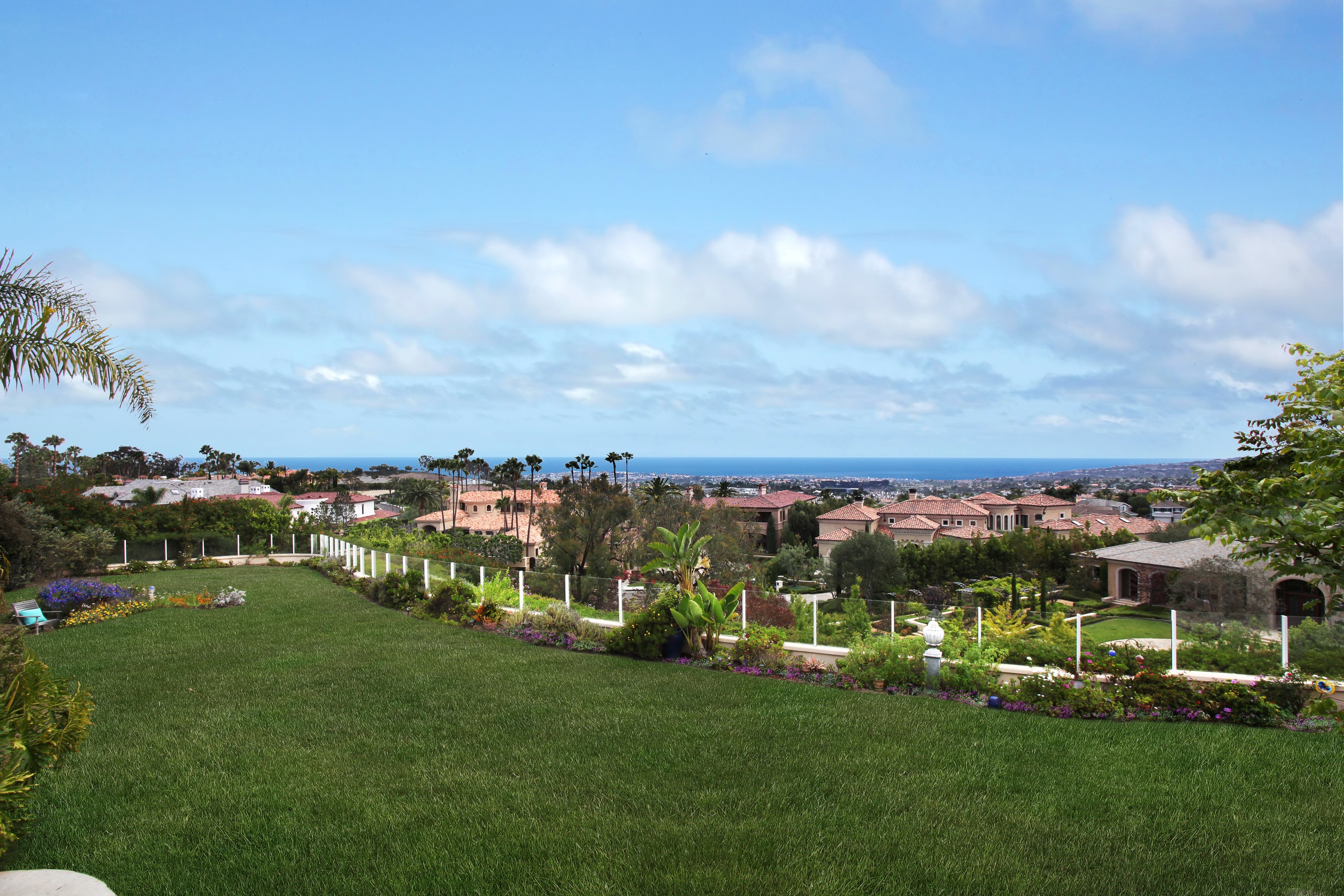 Houses in Laguna Niguel with Ocean View HD Wallpaper