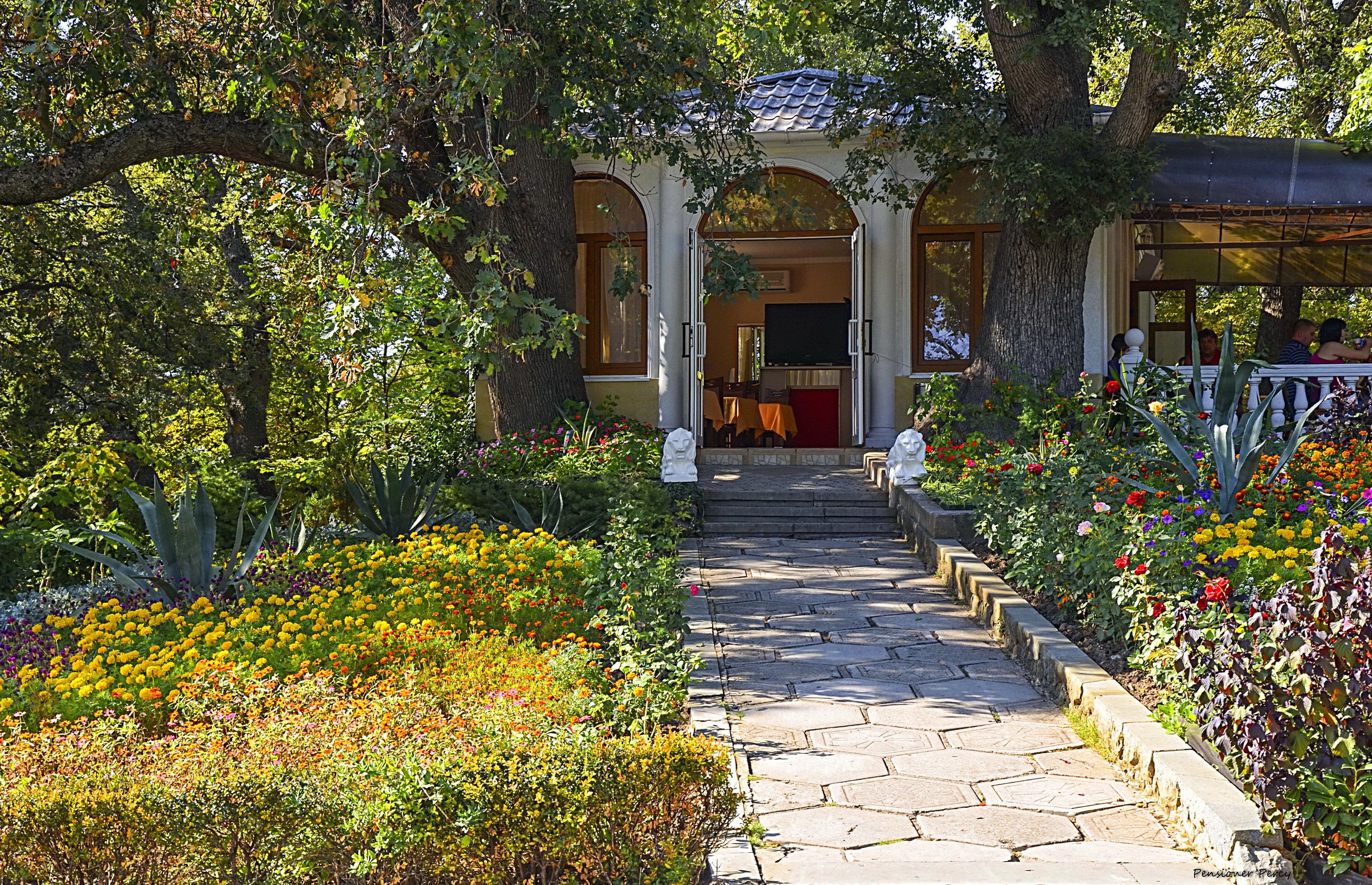 Restaurant with a garden in Yalta, Russia HD Wallpaper