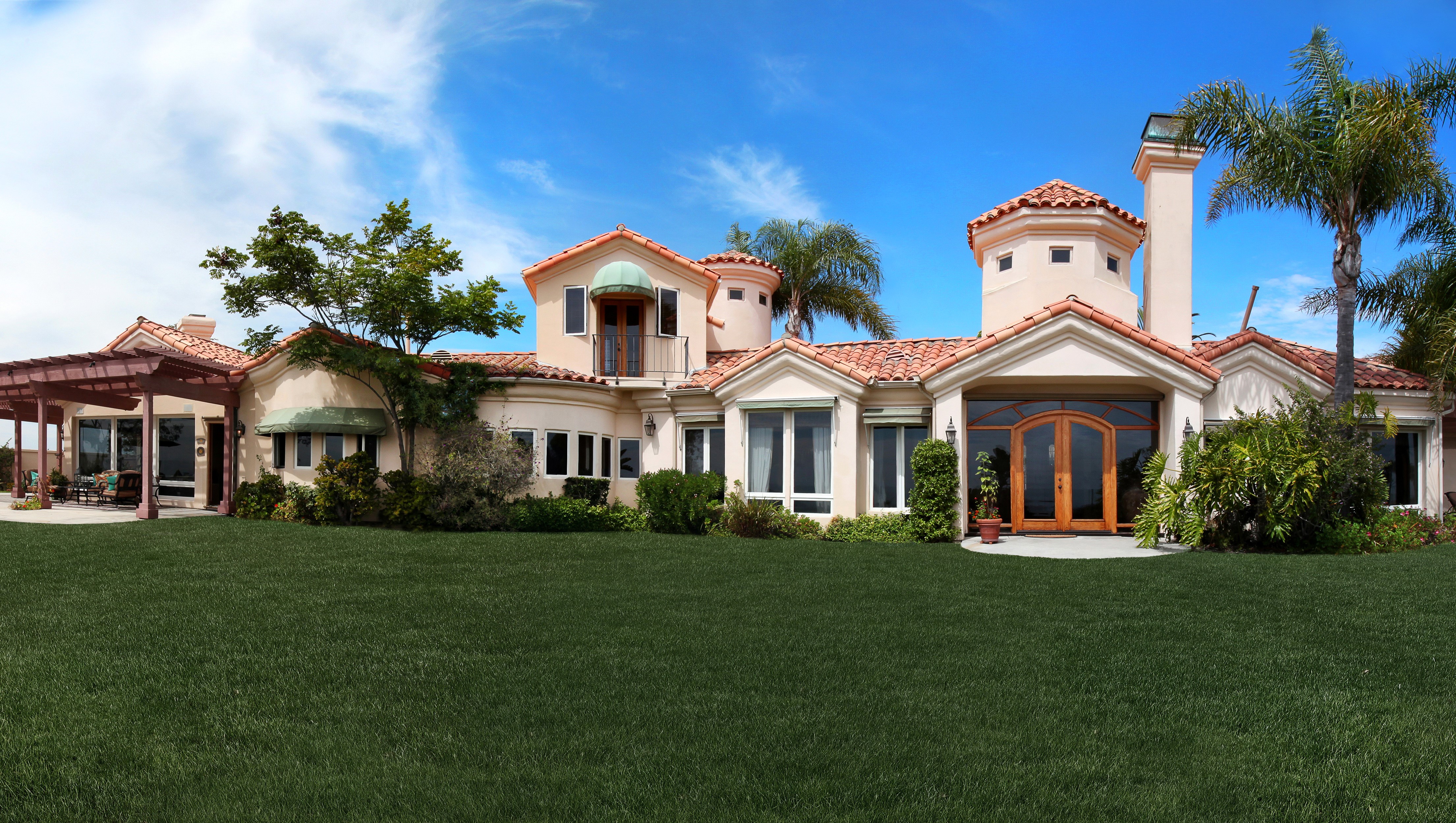 Luxury Mansion with Pergola and Palm Trees in Laguna Niguel HD Wallpaper