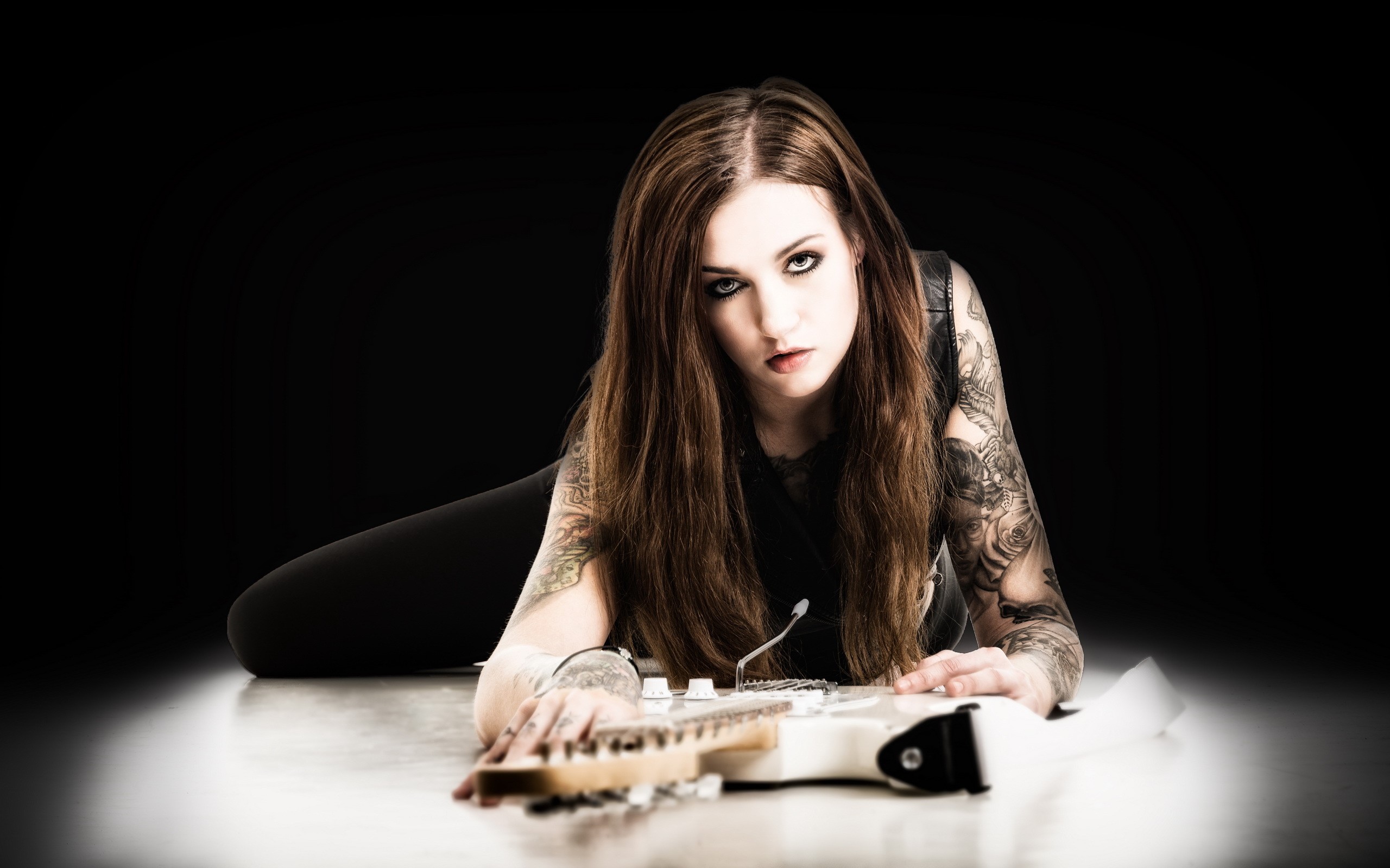 Woman with tattoos and guitar HD Wallpaper