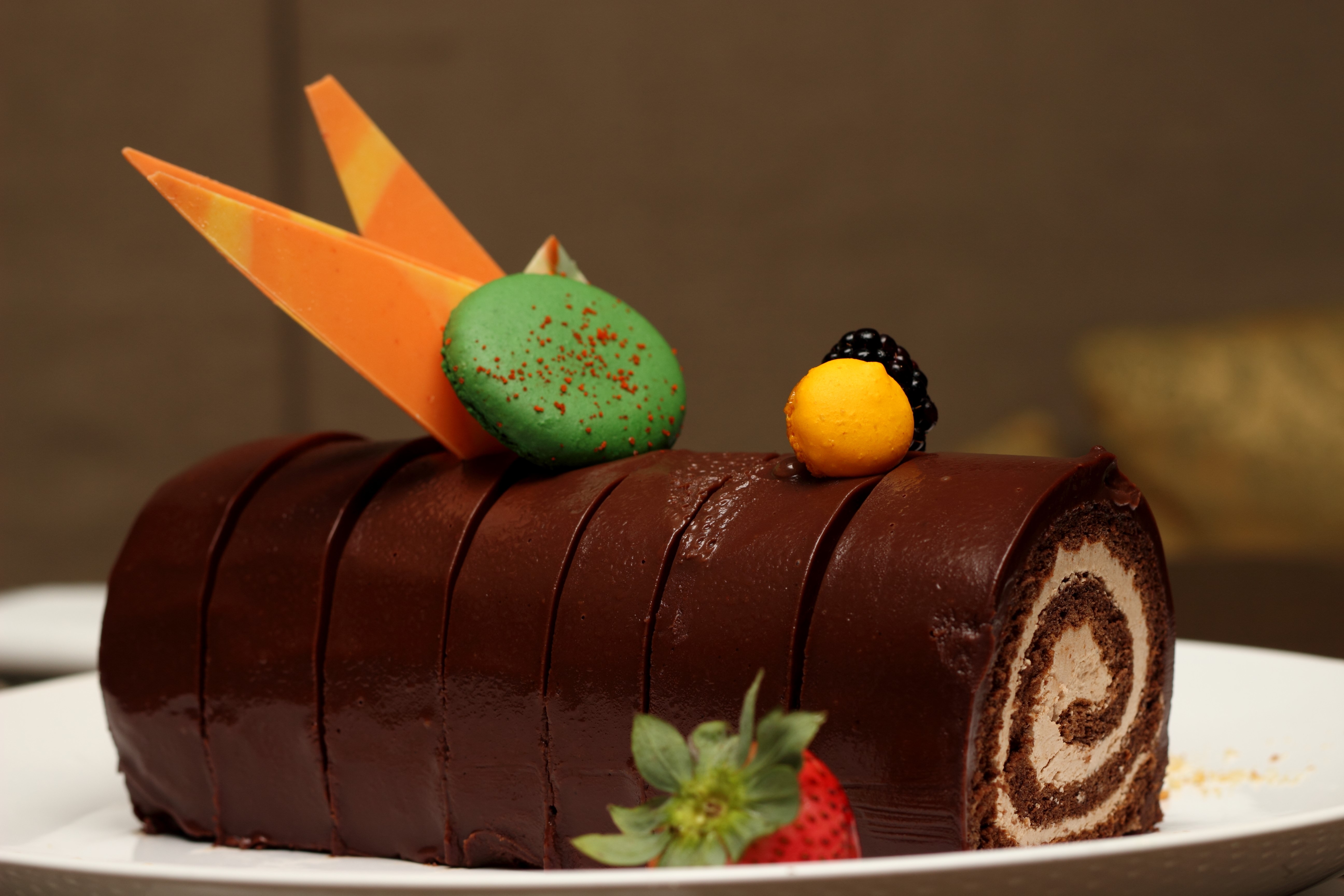 Chocolate Swiss Roll Cake with Fruit and Macaron HD Wallpaper