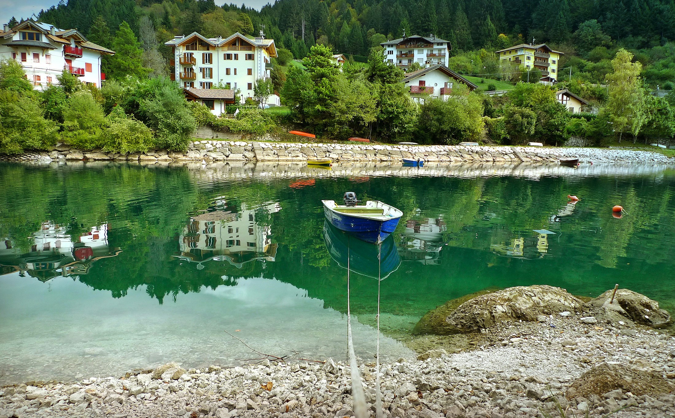 Houses and boats on a lake in Molveno, Italy HD Wallpaper
