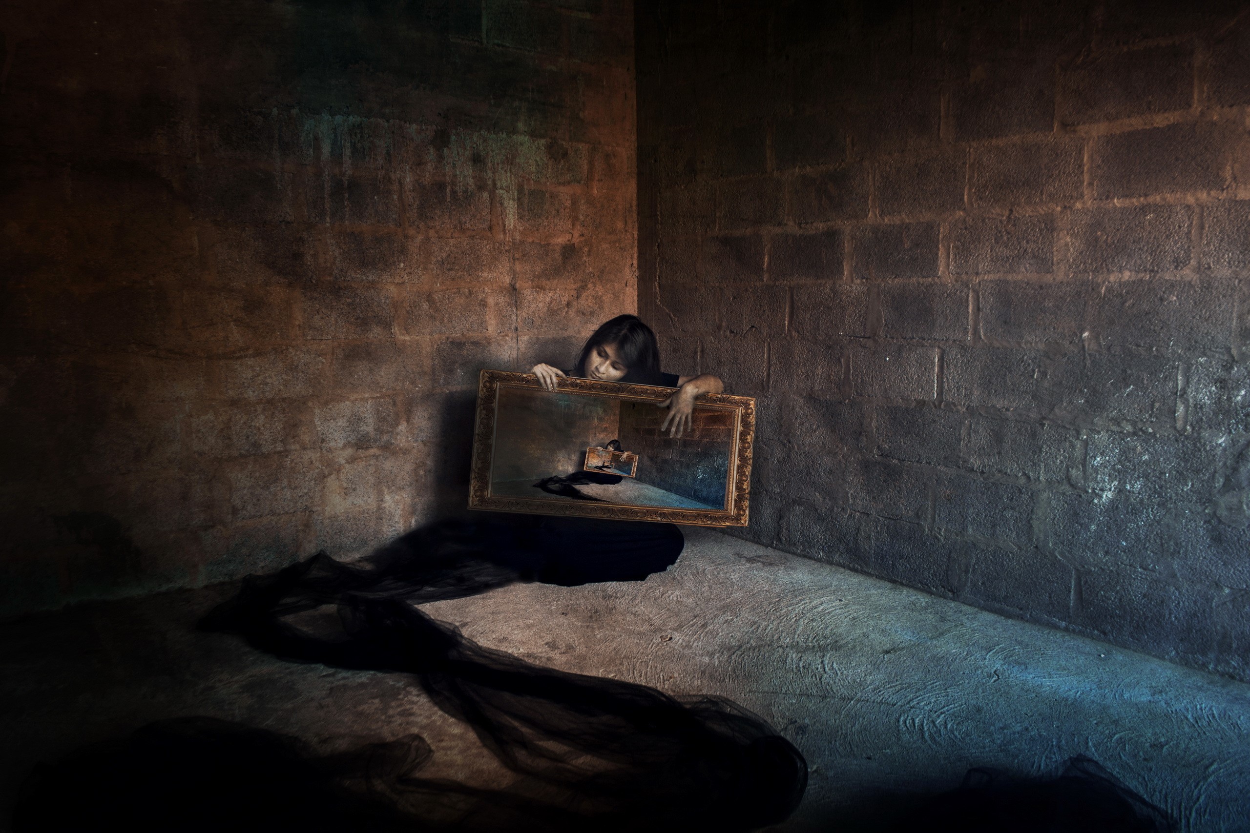 Girl holding a framed painting in a dark room HD Wallpaper