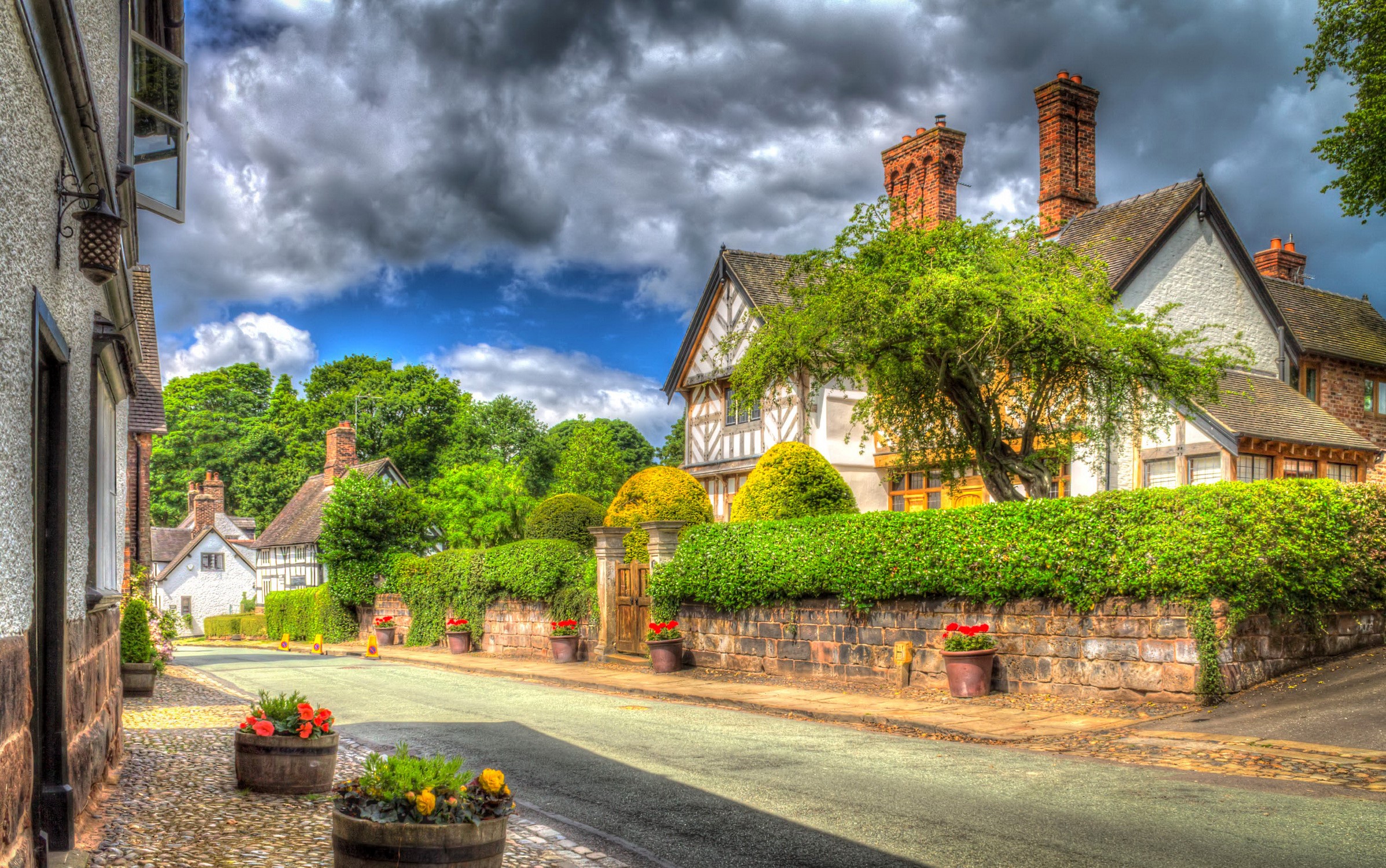 Tudor-style houses on a street in Little Budworth, England HD Wallpaper