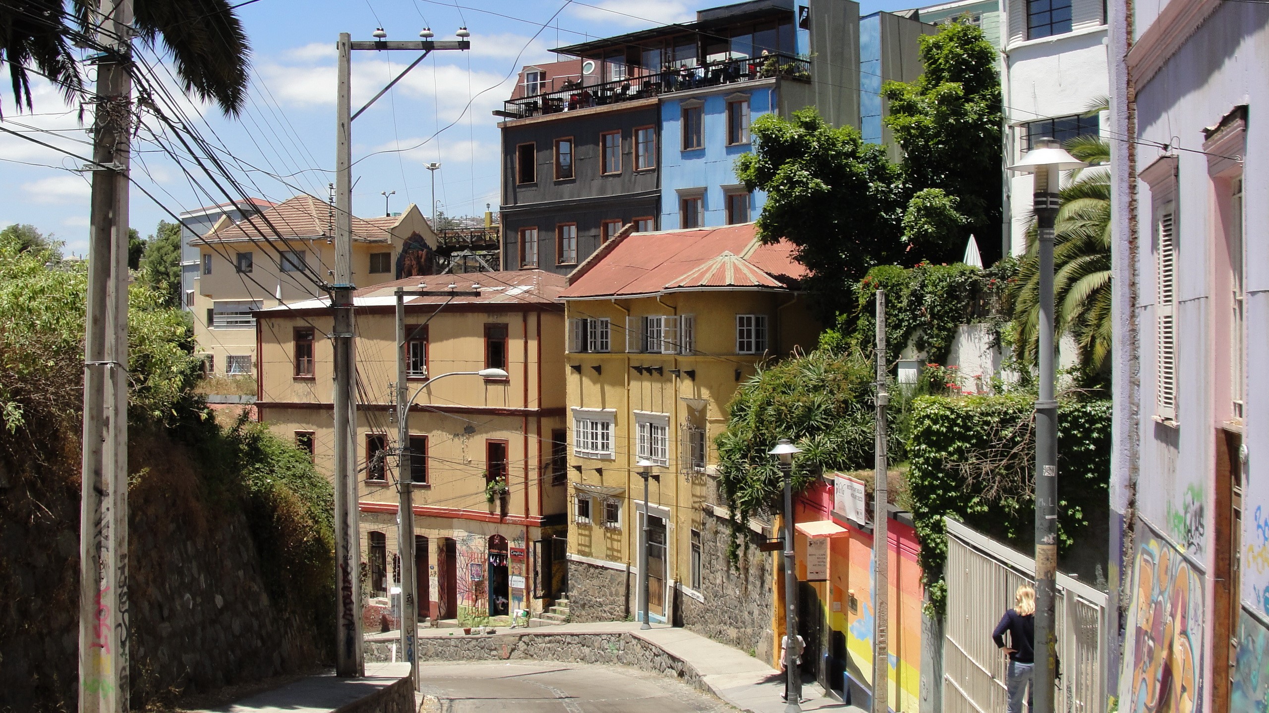Street in Valparaiso, Chile HD Wallpaper