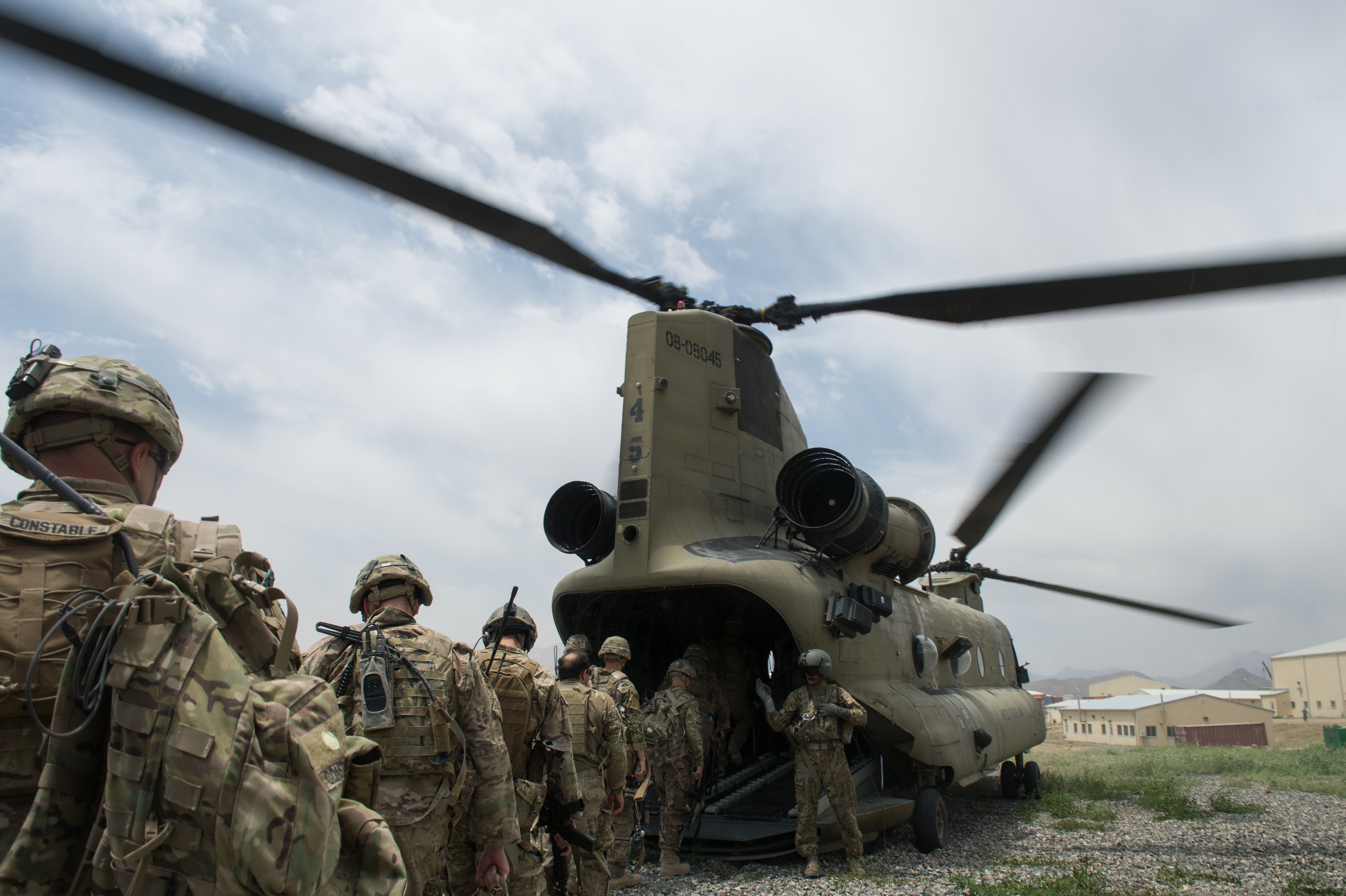 Soldiers boarding a Chinook helicopter HD Wallpaper
