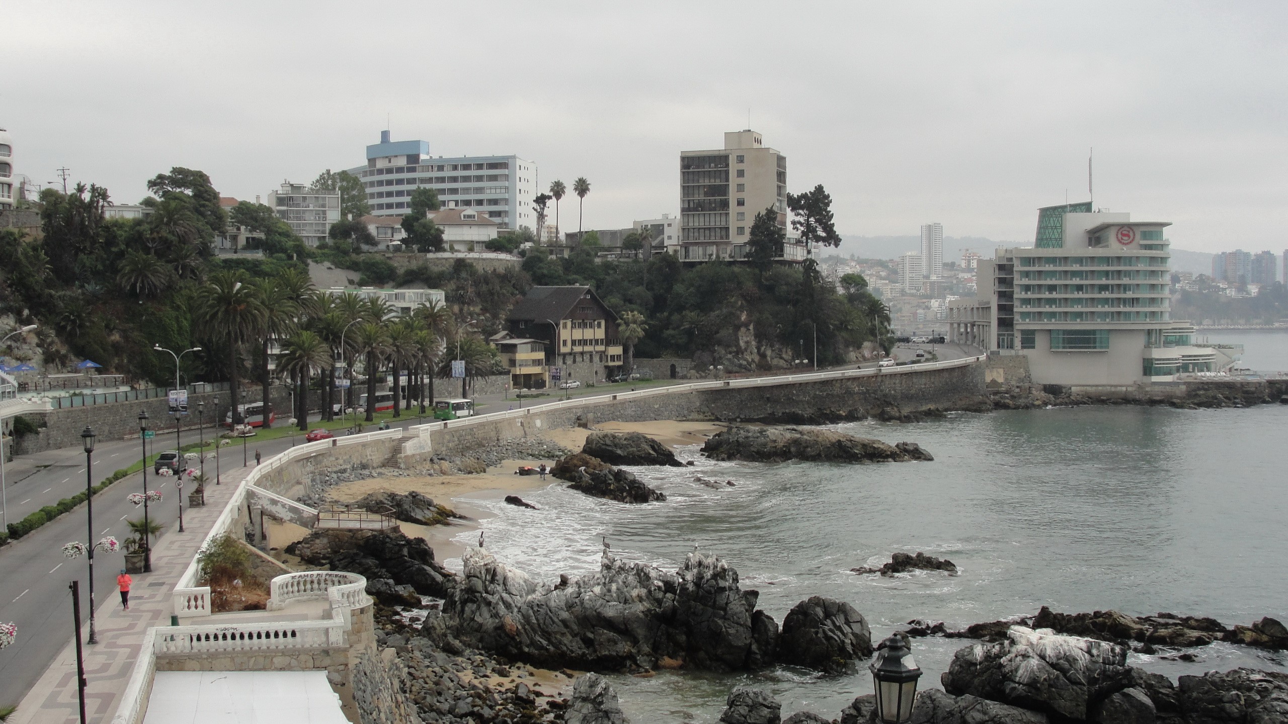Coastline with buildings and ocean in Valparaiso, Chile HD Wallpaper