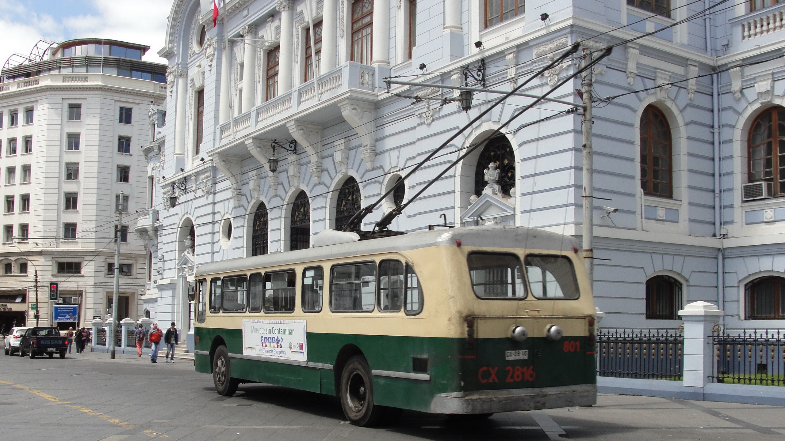 Trolleybus in front of a building in Valparaiso, Chile HD Wallpaper