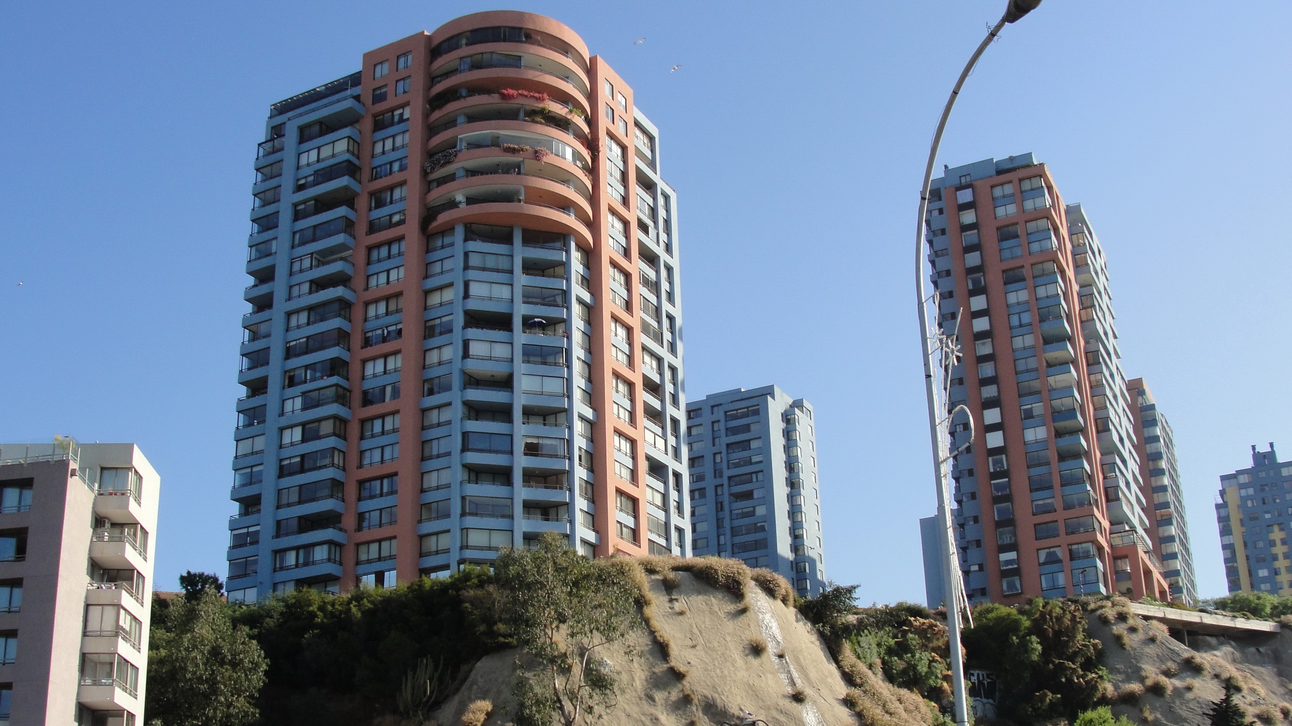 Apartment buildings on a hillside in Valparaiso, Chile HD Wallpaper