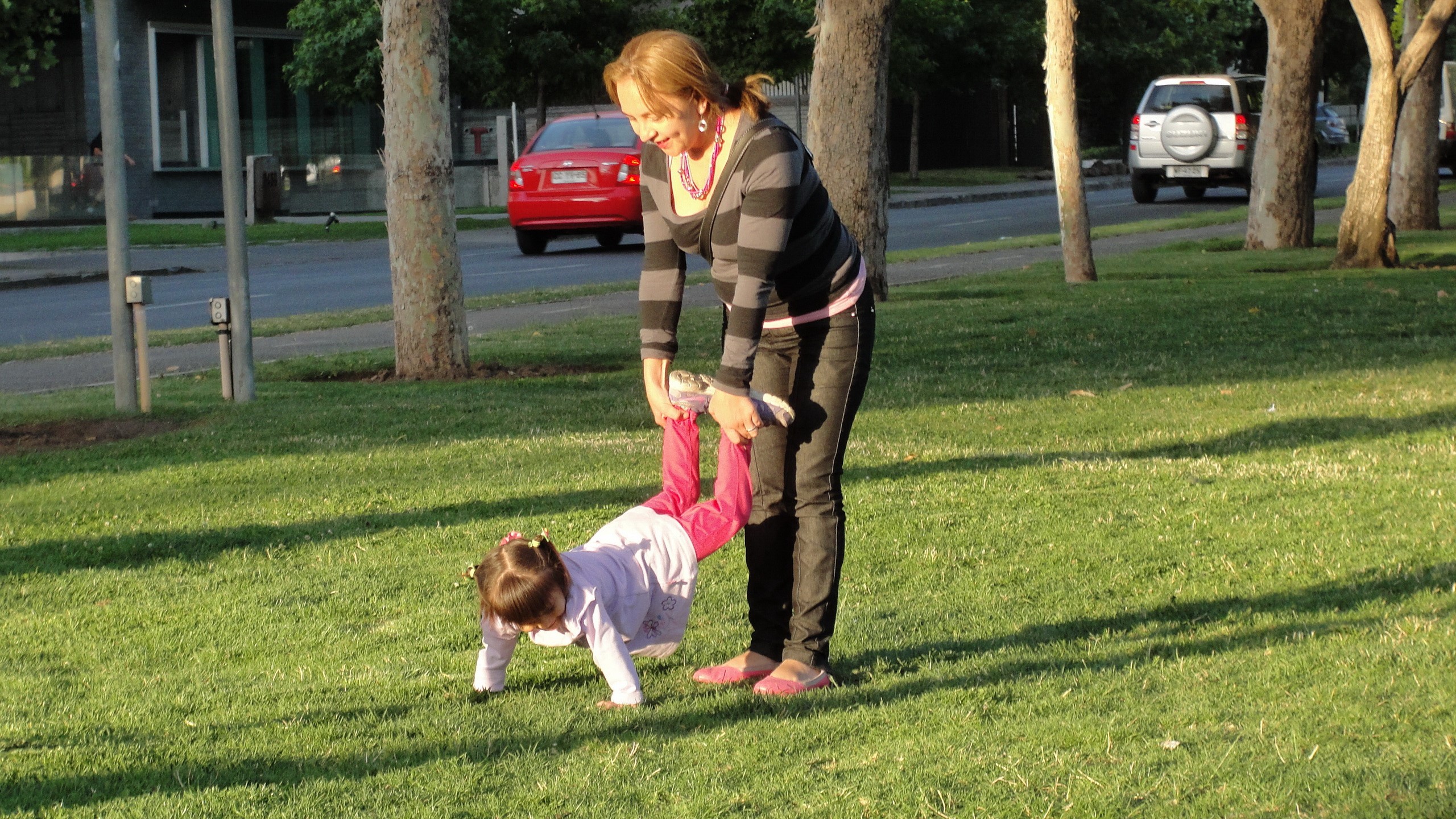 Woman holding a girl in a park in Valparaiso, Chile HD Wallpaper