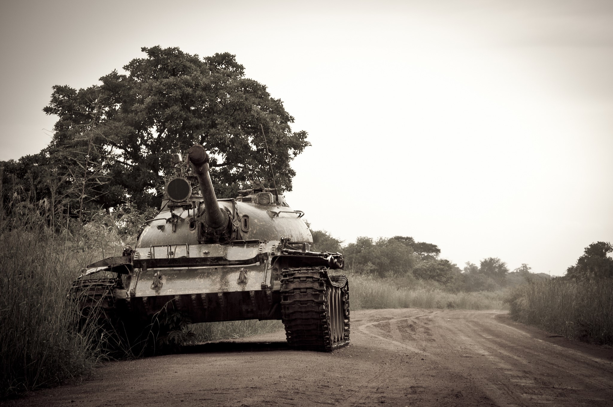Abandoned tank on a dirt road HD Wallpaper