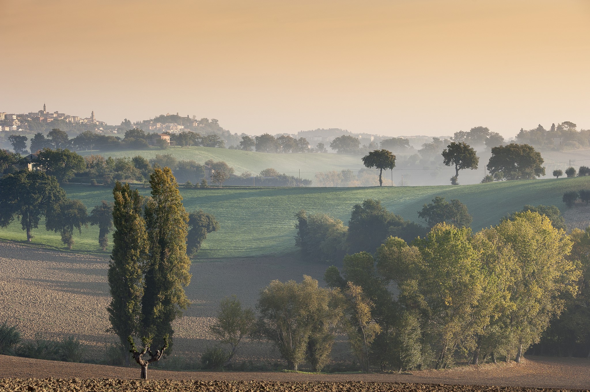Rolling Hills of Italy with Distant Town HD Wallpaper