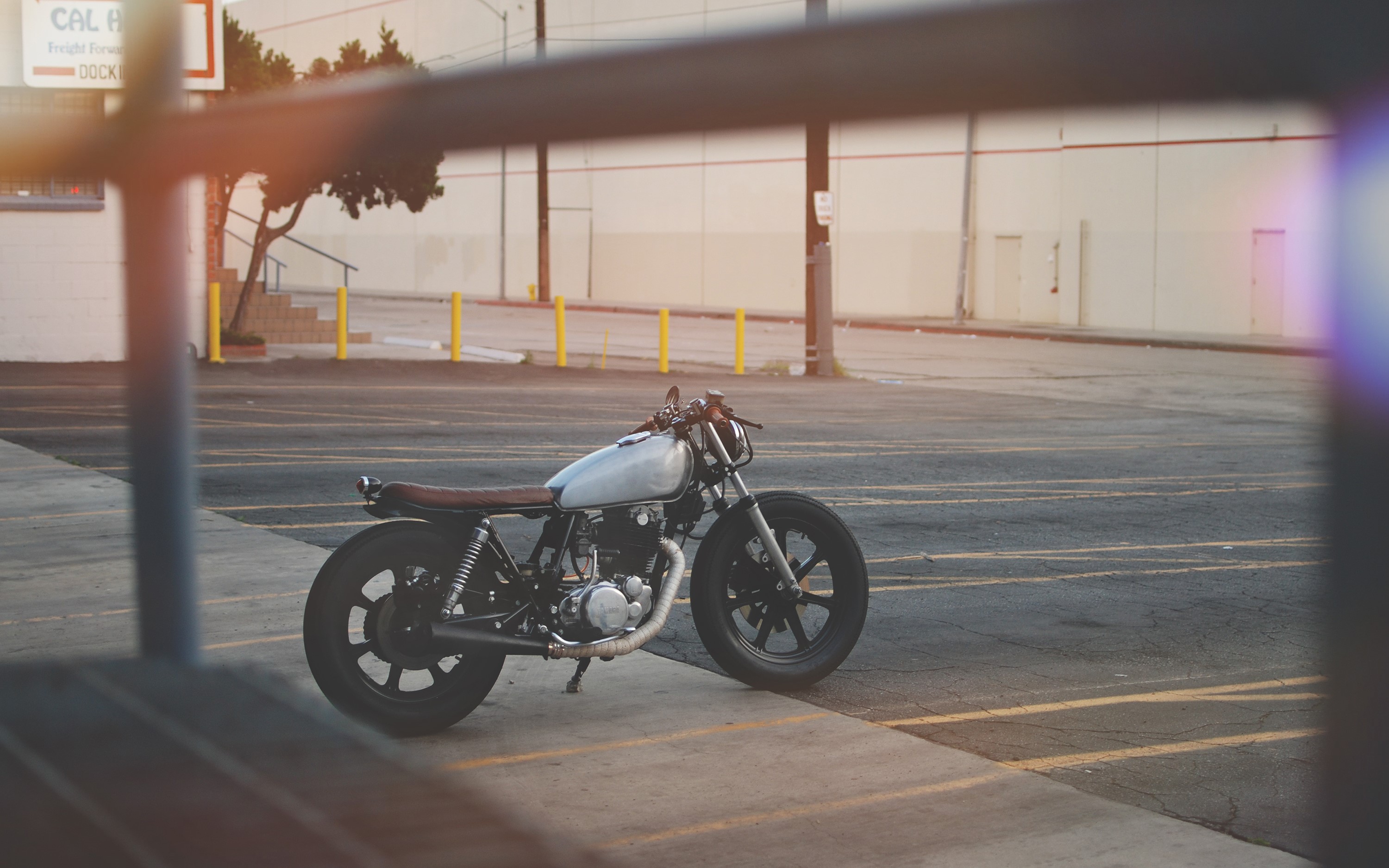 Yamaha SR500 Cafe Racer parked in a lot HD Wallpaper