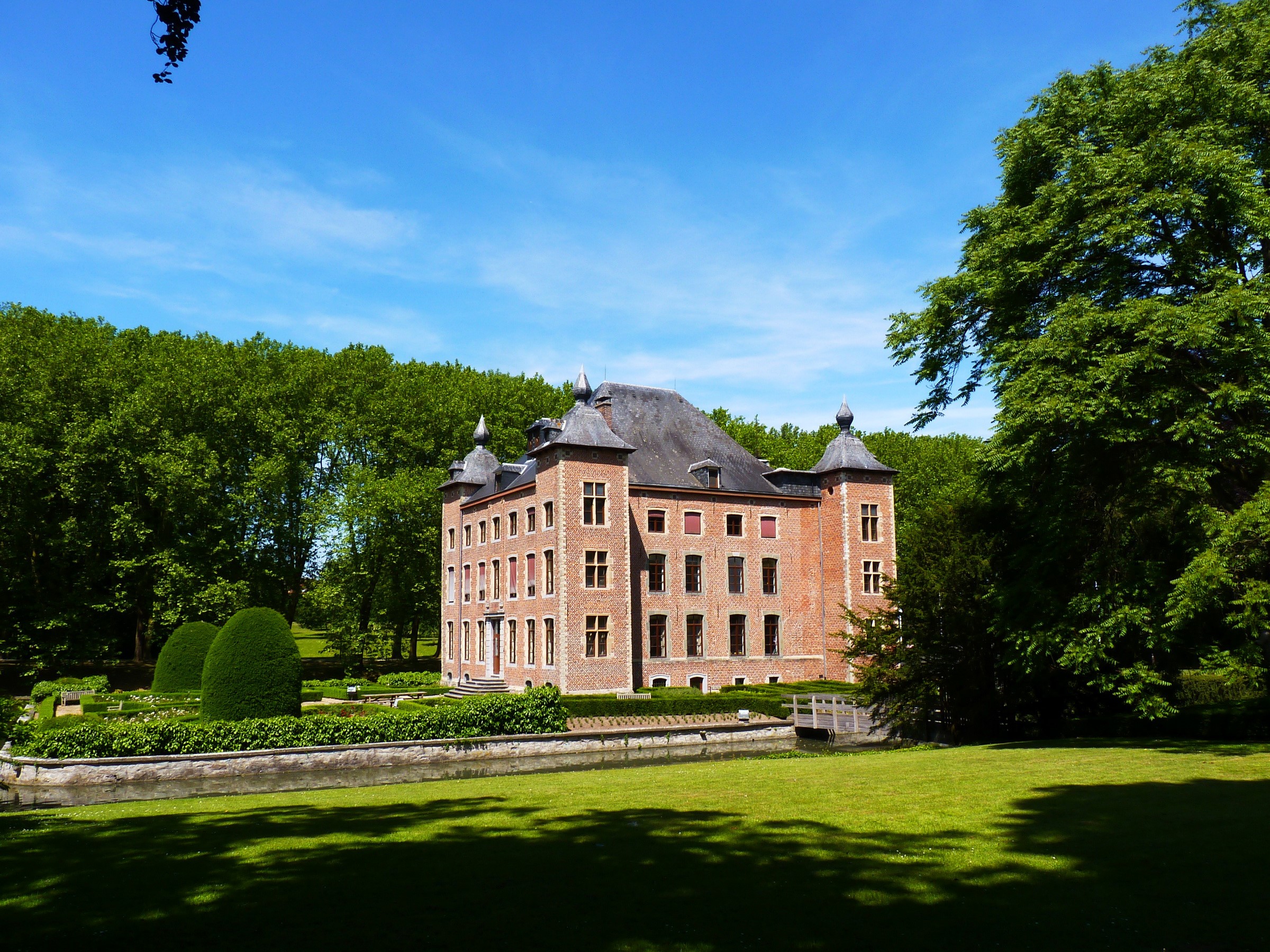 Castle in Belgium with manicured gardens HD Wallpaper
