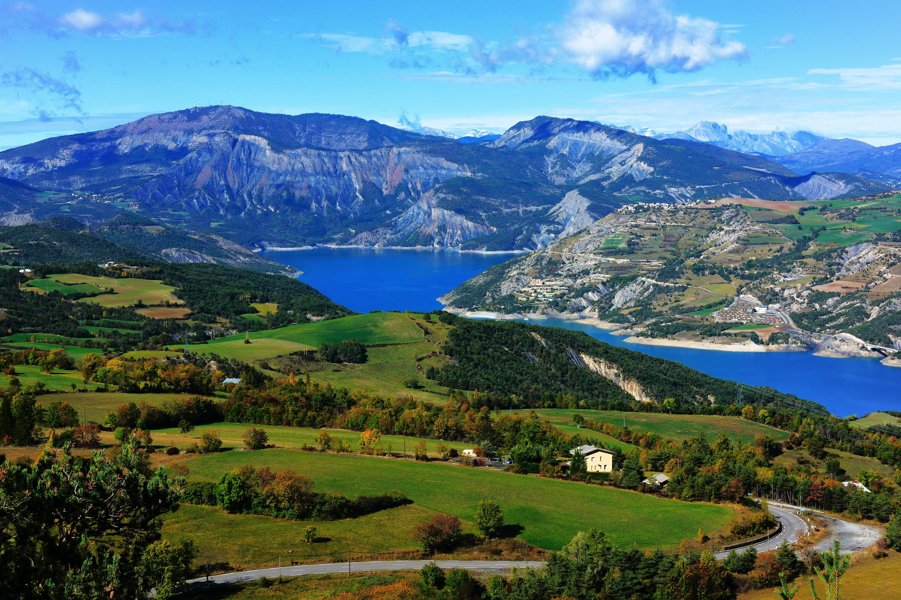 Lake and mountains in Saint Vincent Les Forts, France HD Wallpaper