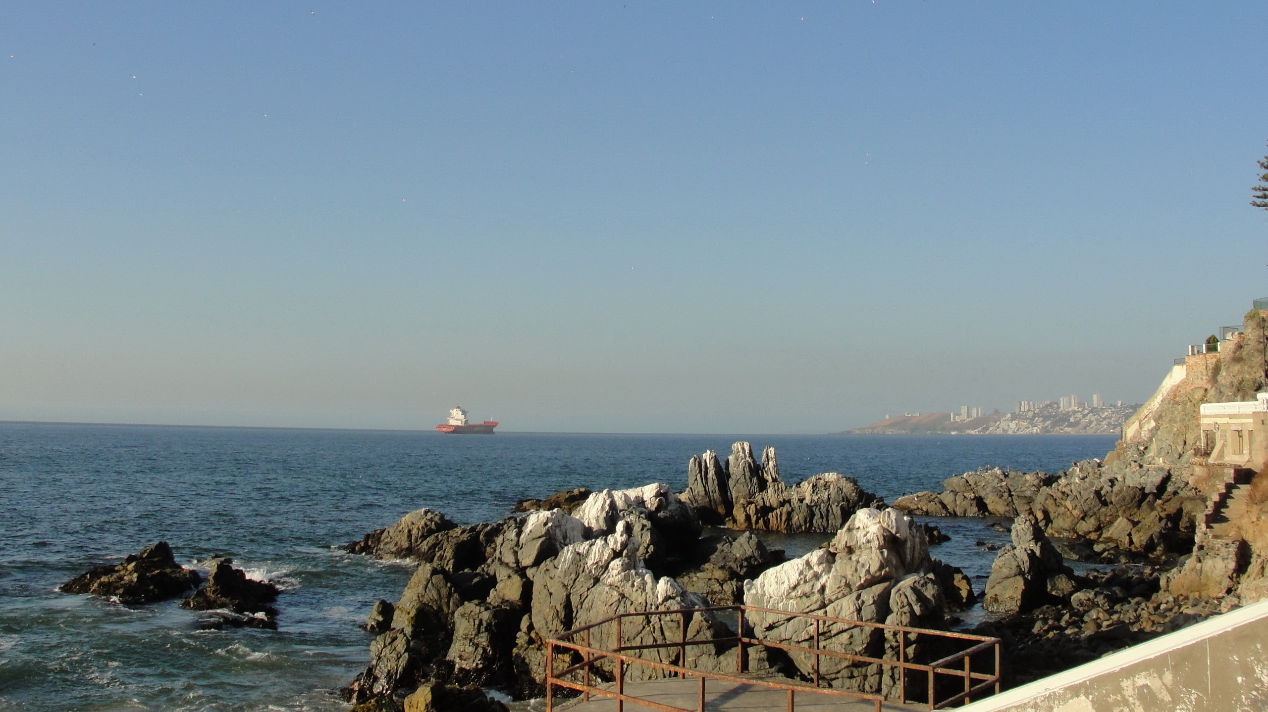 Ship on the horizon near Valparaiso, Chile HD Wallpaper