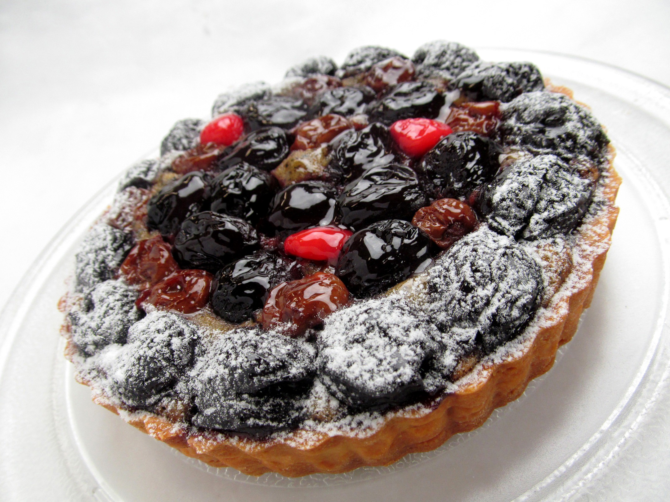 Fruit tart with dark berries and powdered sugar HD Wallpaper