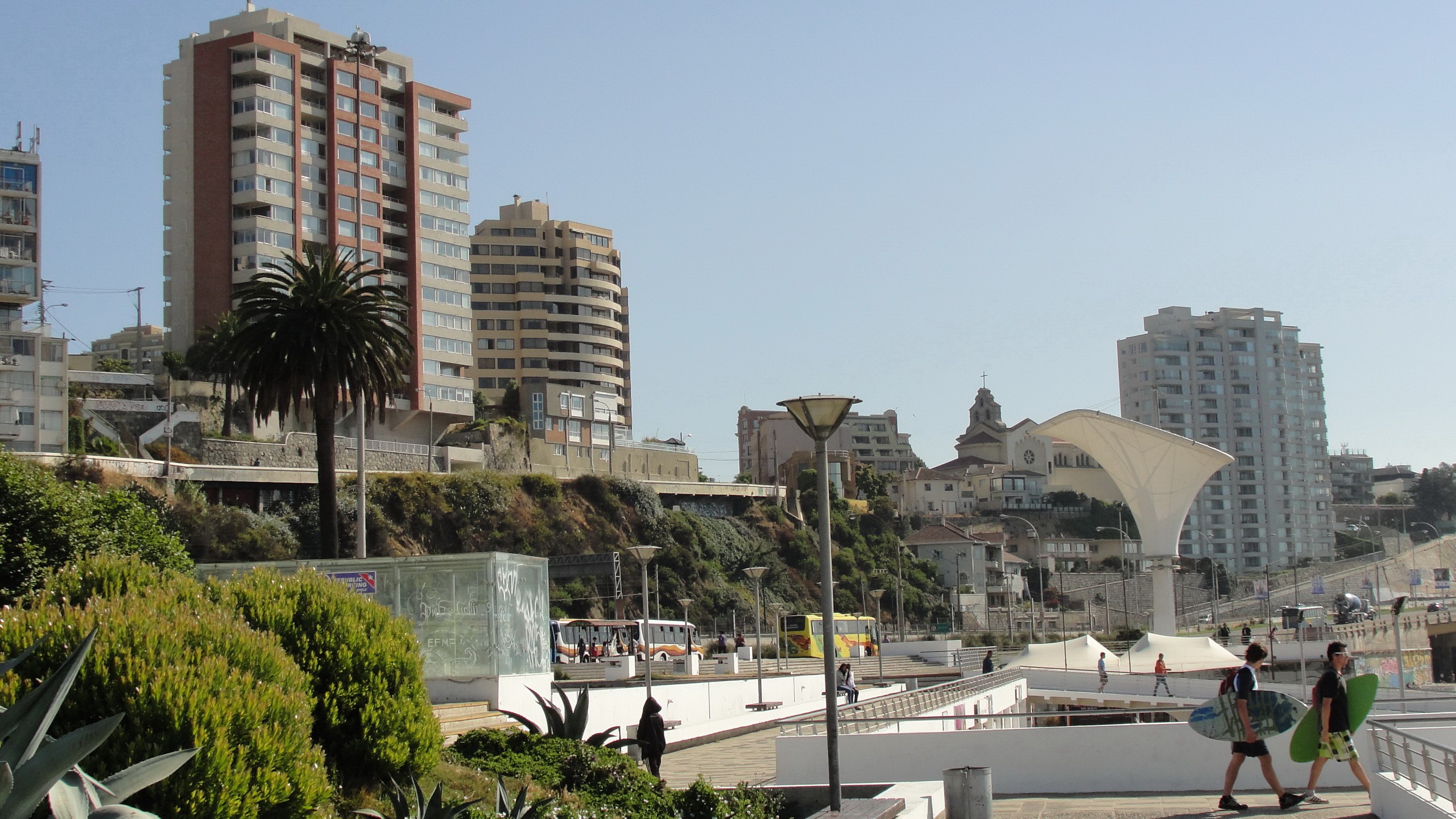 Buildings and people on a sunny day in Valparaiso, Chile HD Wallpaper