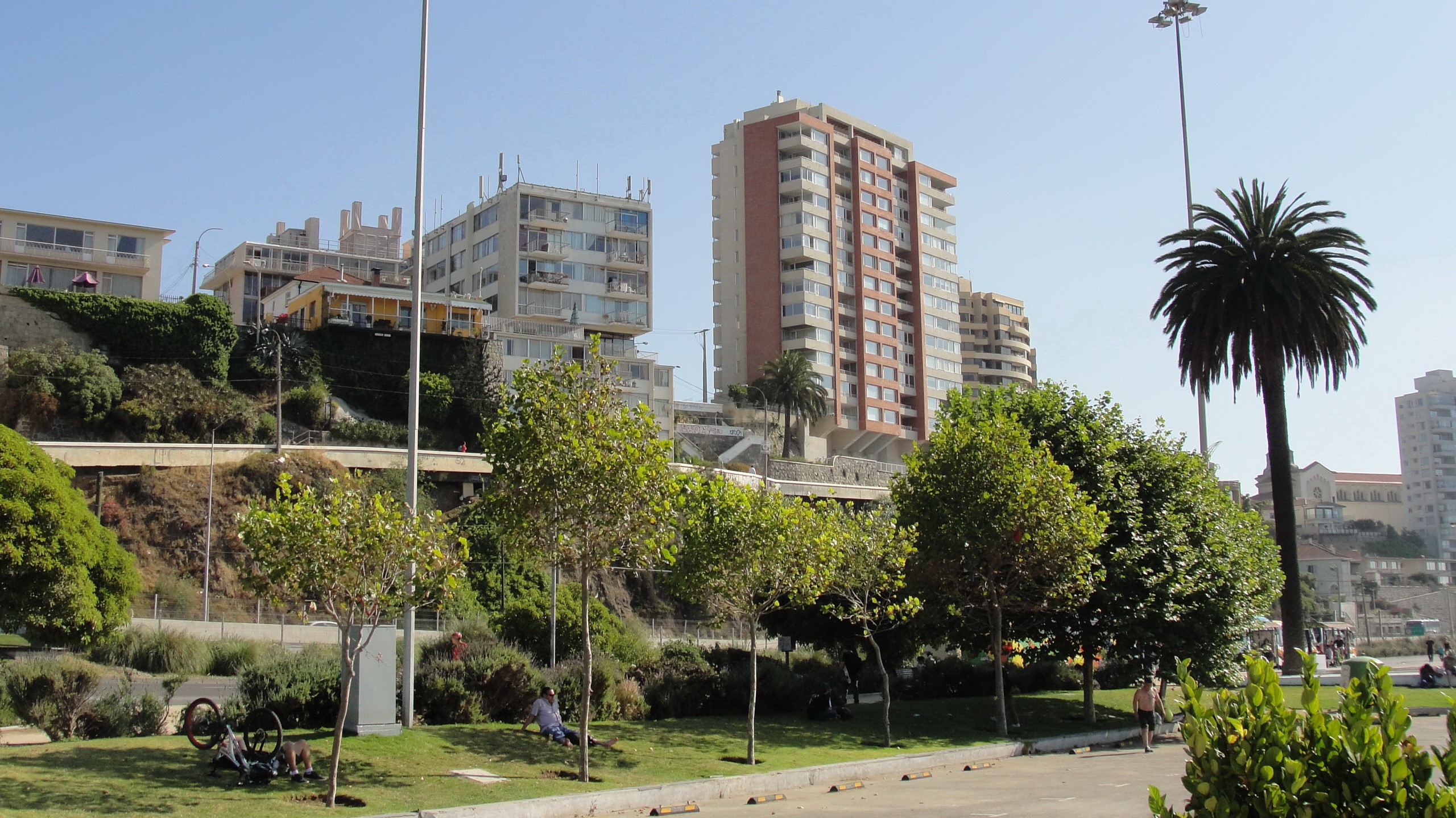 Apartment buildings on a hillside in Valparaiso, Chile HD Wallpaper