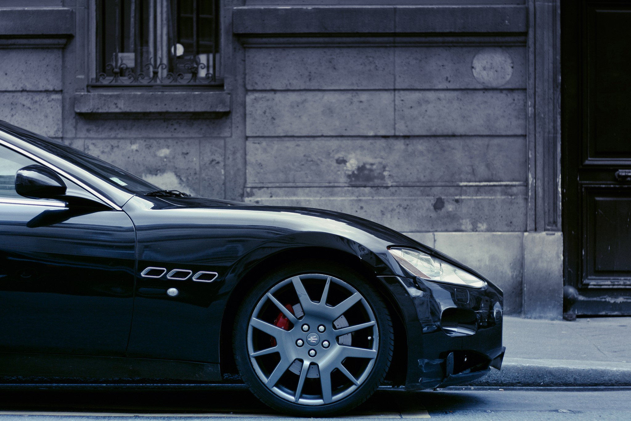 Black Maserati GranTurismo parked on a street HD Wallpaper