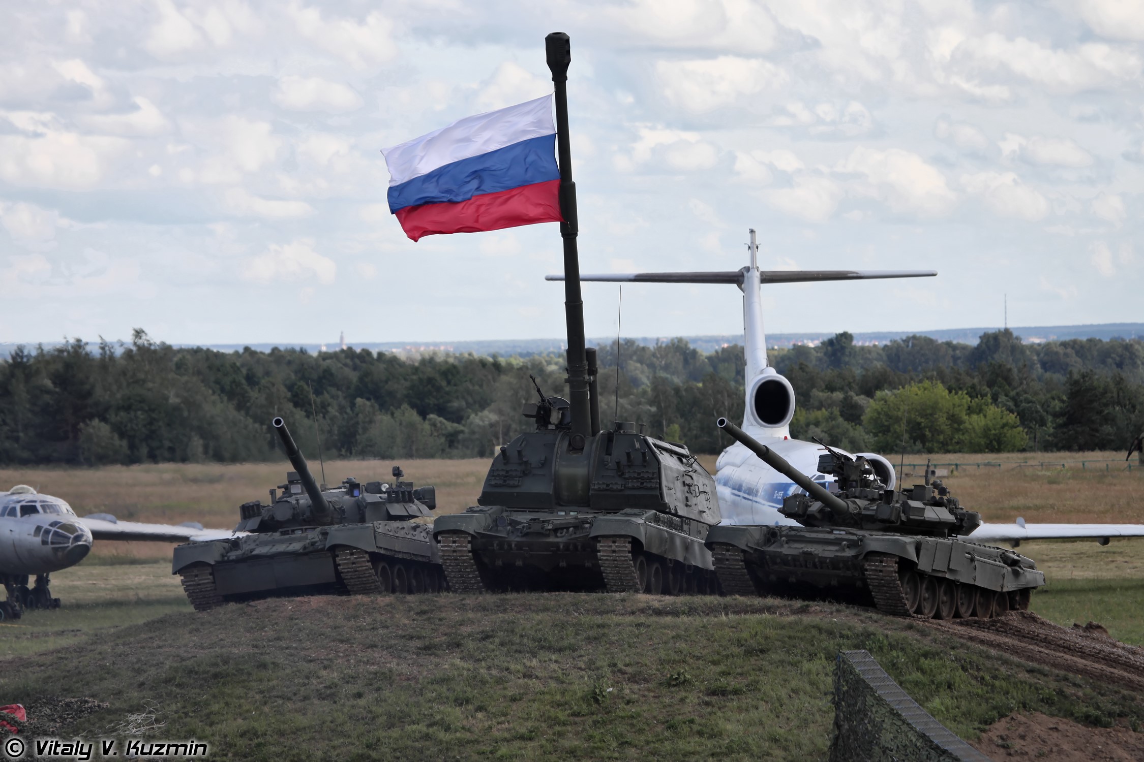 Russian tanks and aircraft with Russian flag HD Wallpaper