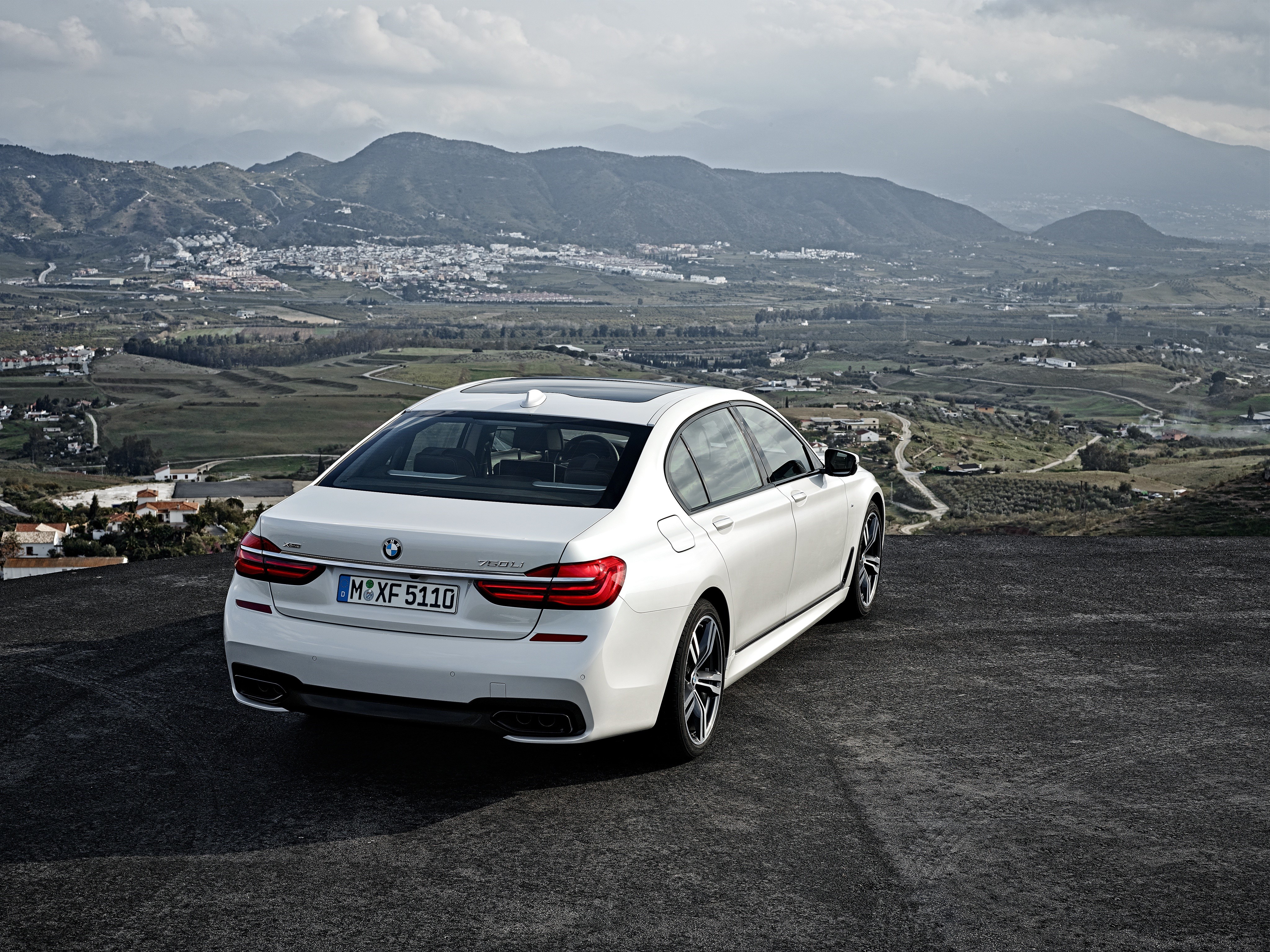 4K BMW 7 G11/G12 Back View HD Wallpaper