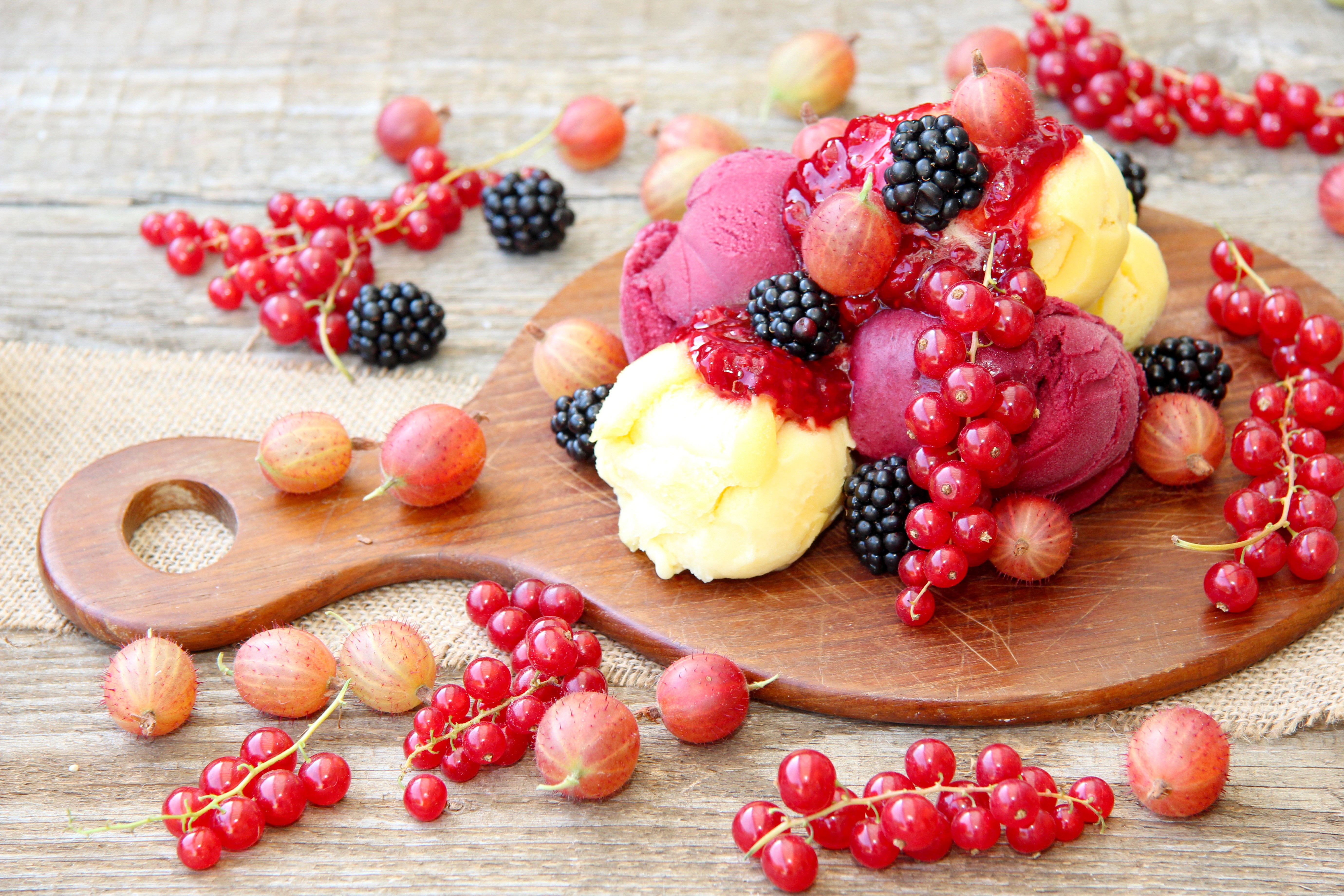 Ice cream with currants, blackberries, and gooseberries HD Wallpaper