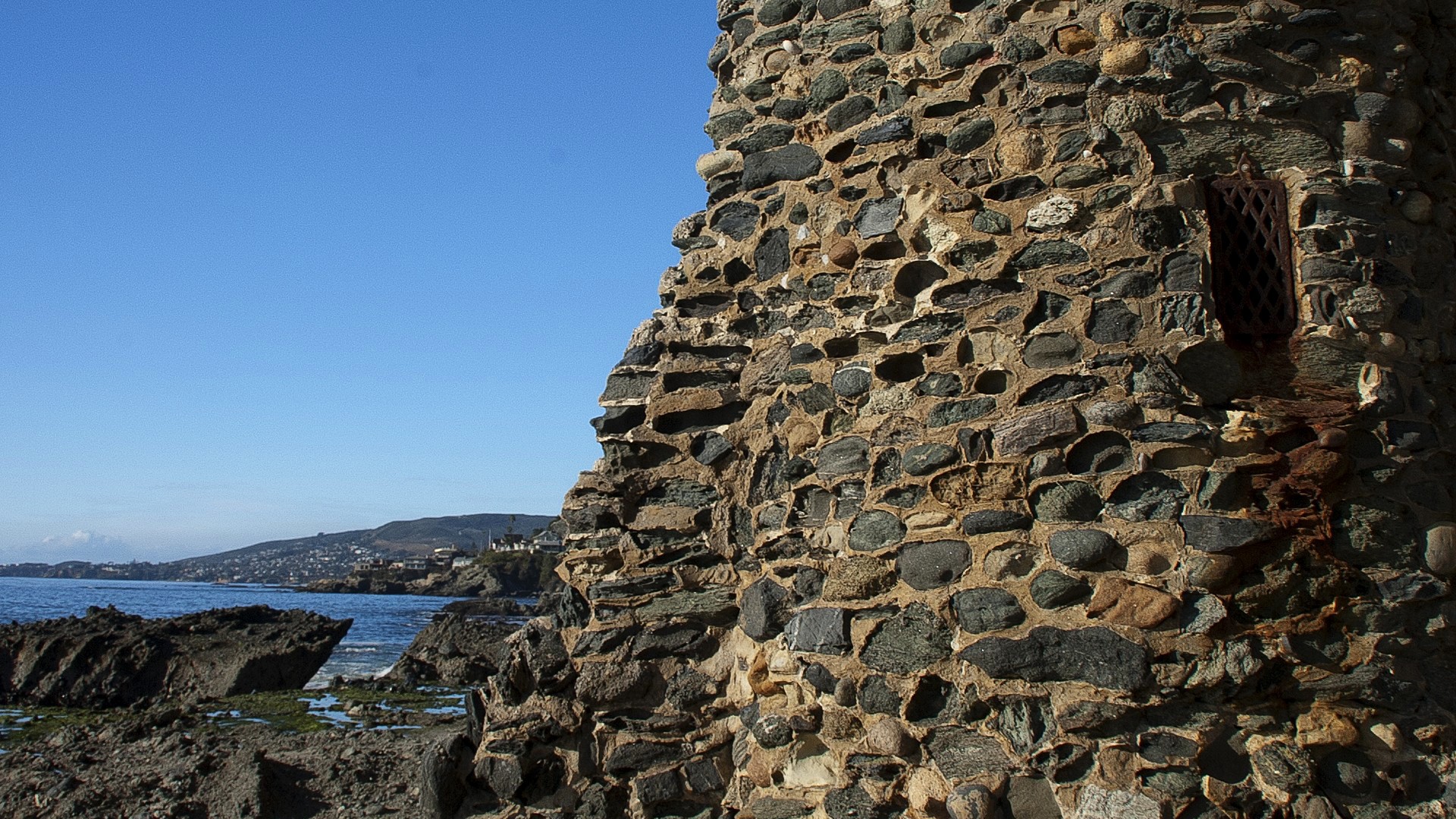Stone Tower by the Ocean in California HD Wallpaper