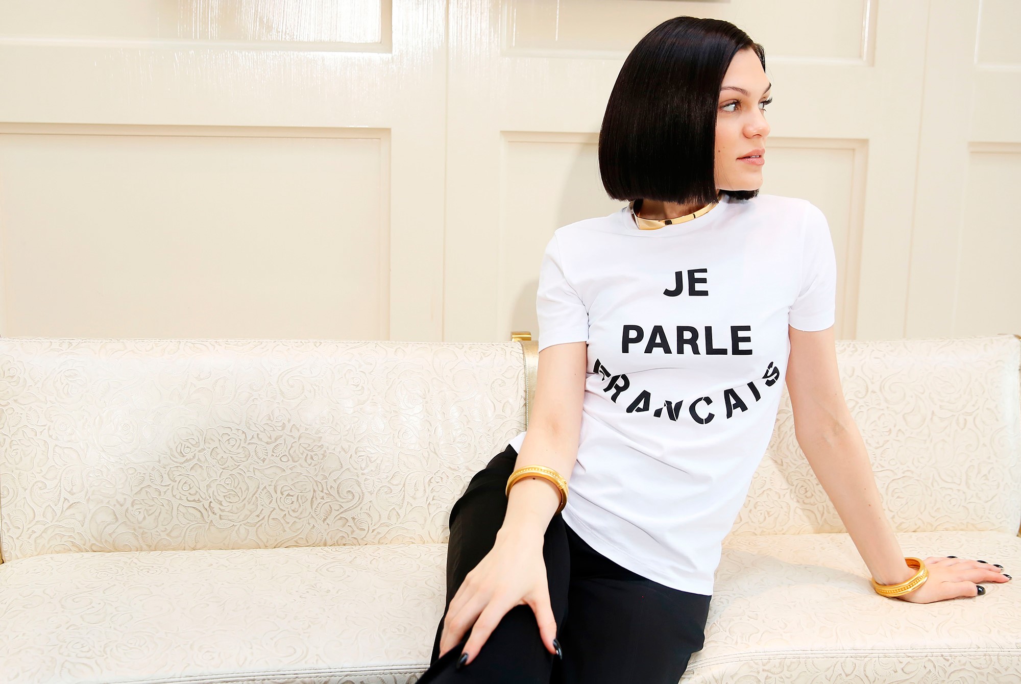Jessie J wearing a white t-shirt with French text HD Wallpaper