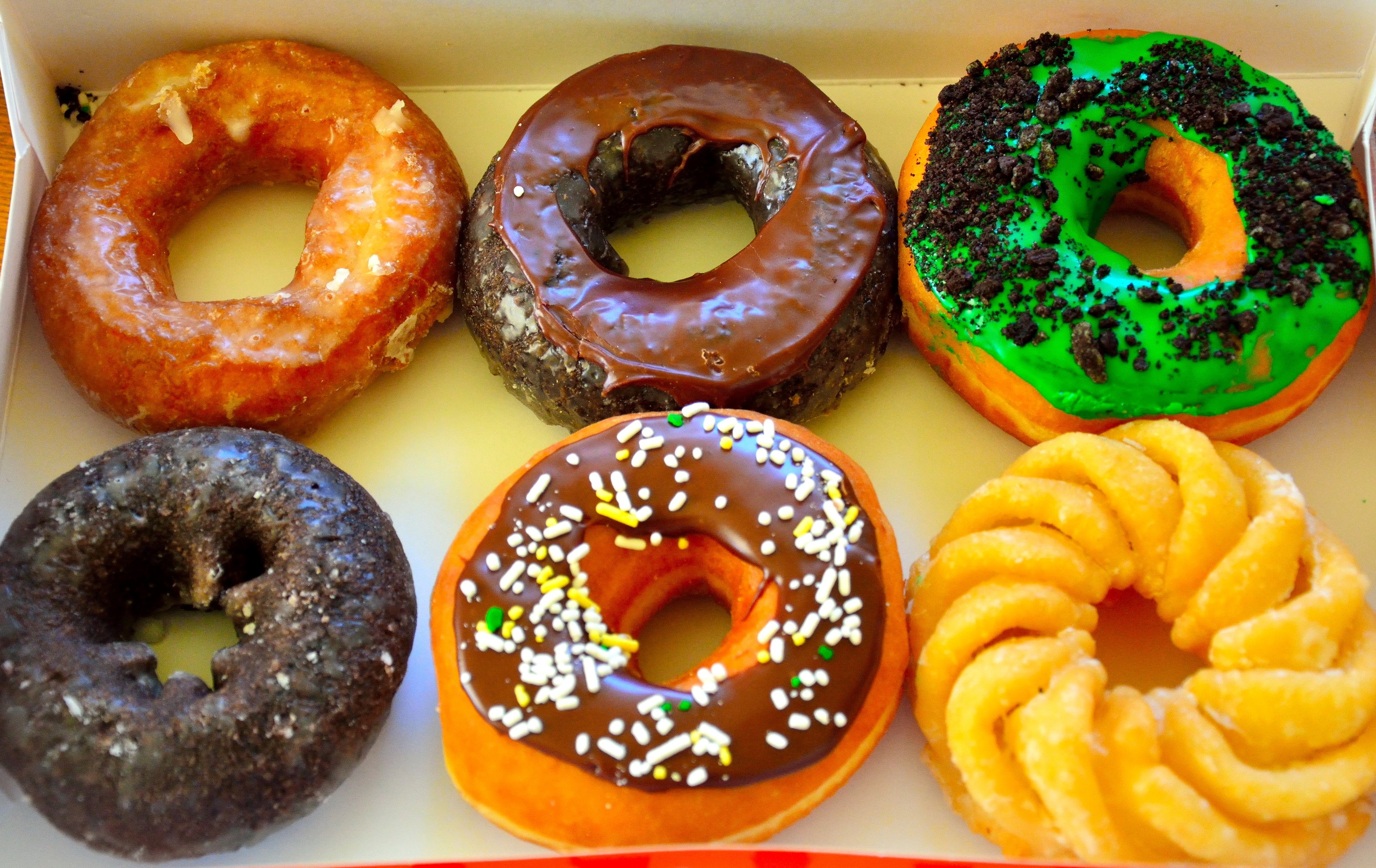 Assortment of six donuts in a box HD Wallpaper