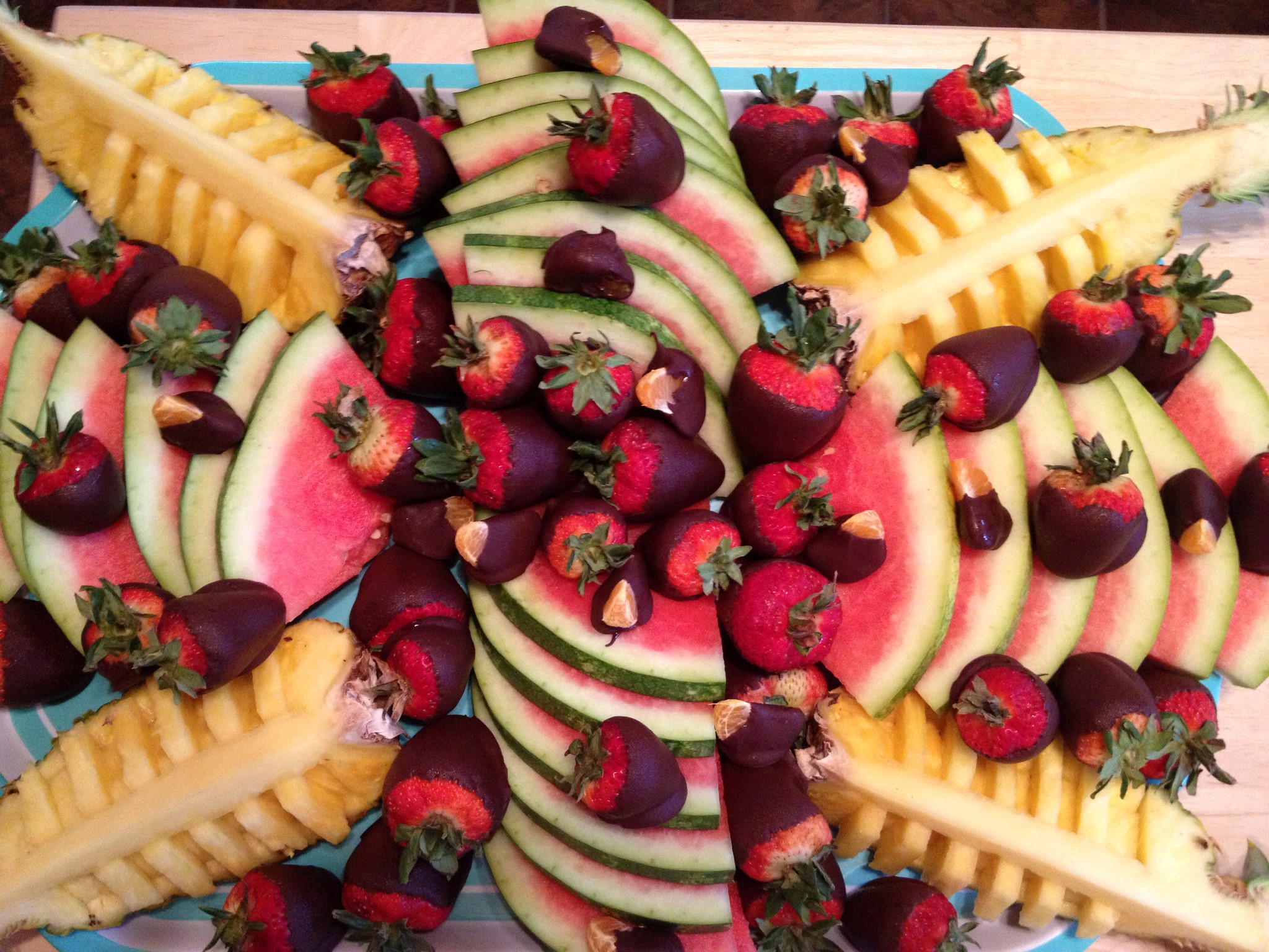 Chocolate-dipped strawberries and pineapple slices on a platter HD Wallpaper