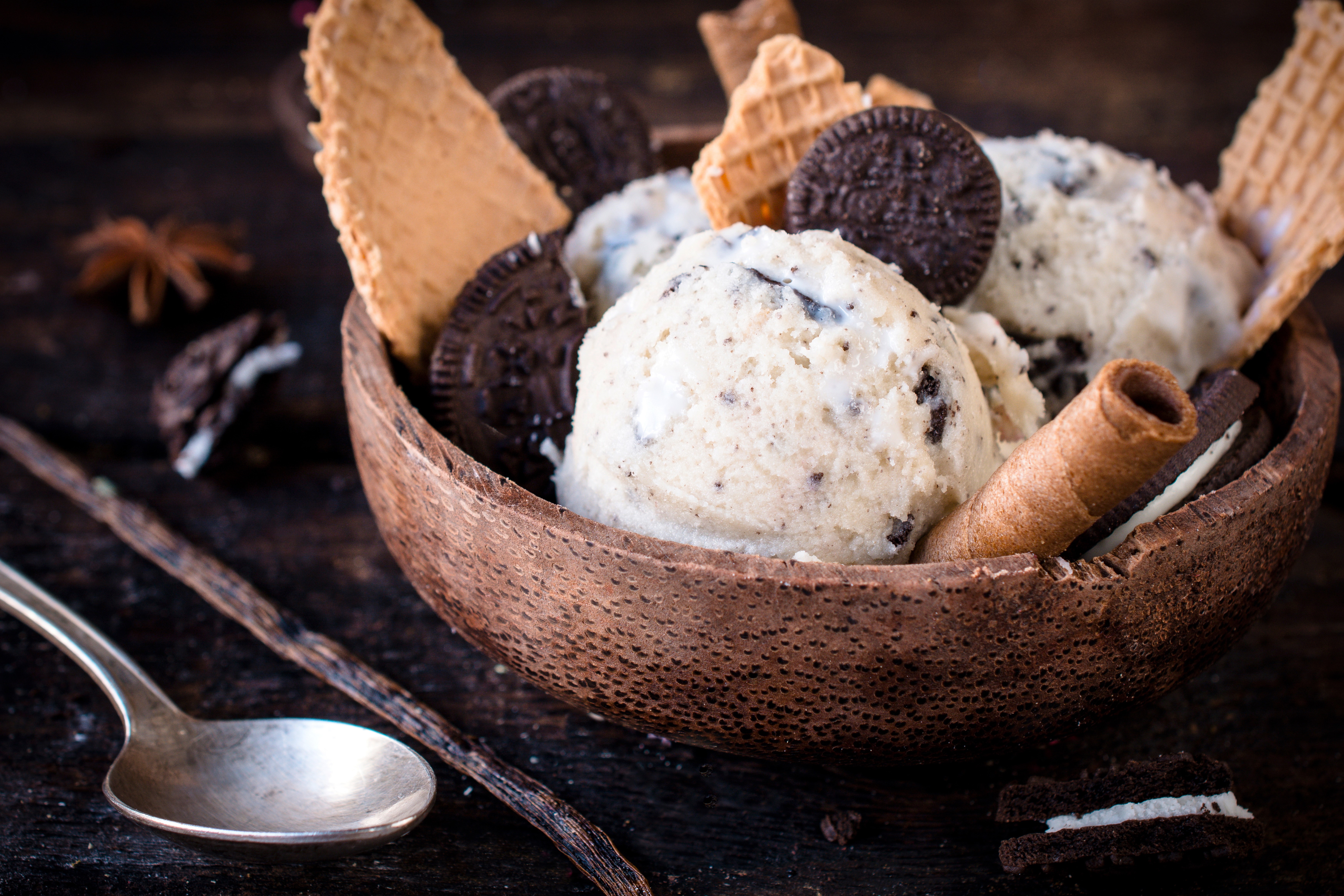 Ice cream with cookies and wafers HD Wallpaper