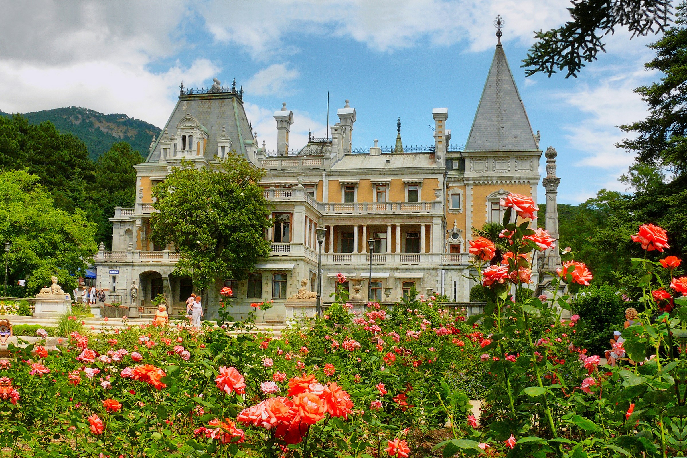 Palace in Crimea with Rose Garden HD Wallpaper