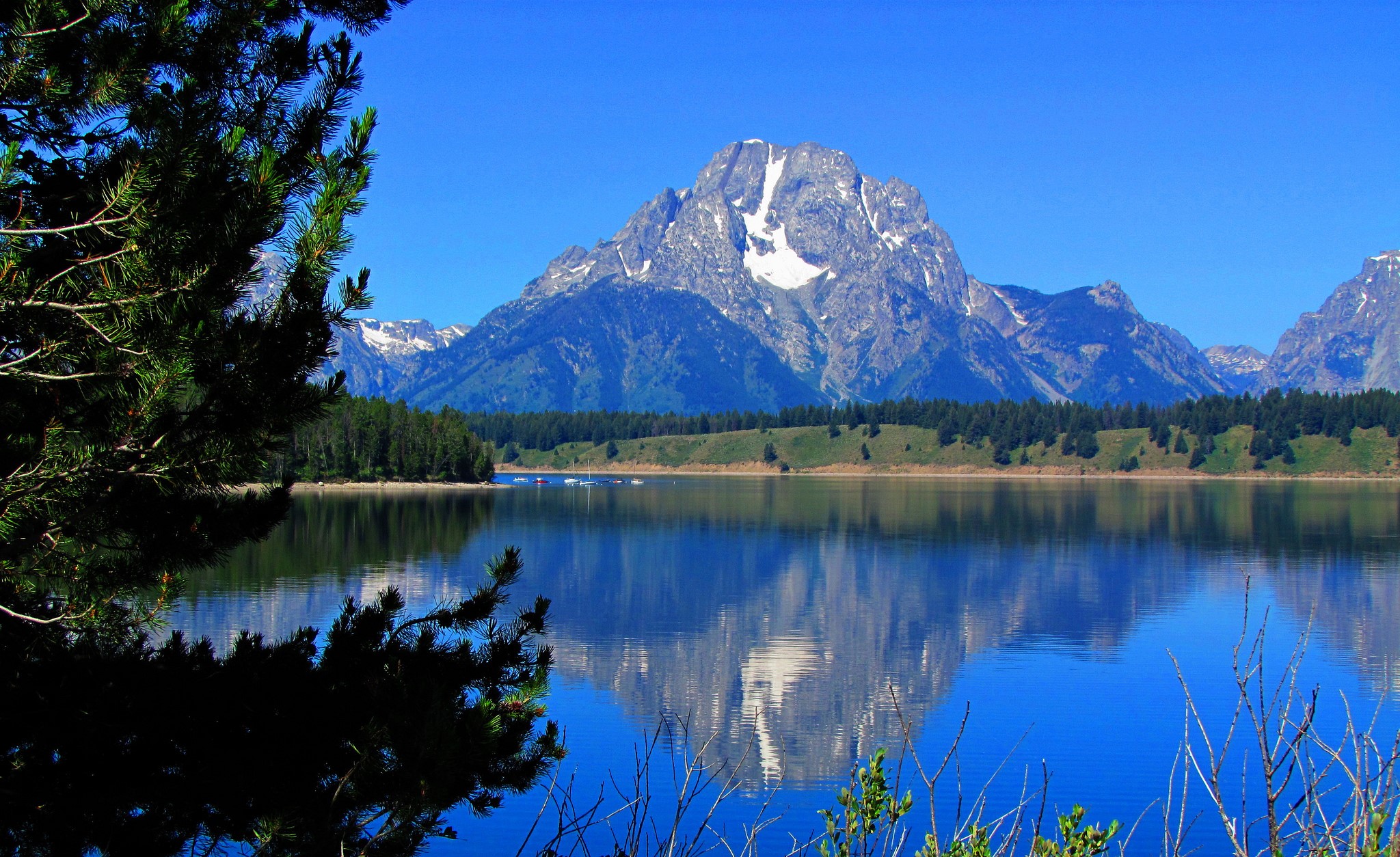 Lake reflection of mountains and trees under blue sky HD Wallpaper