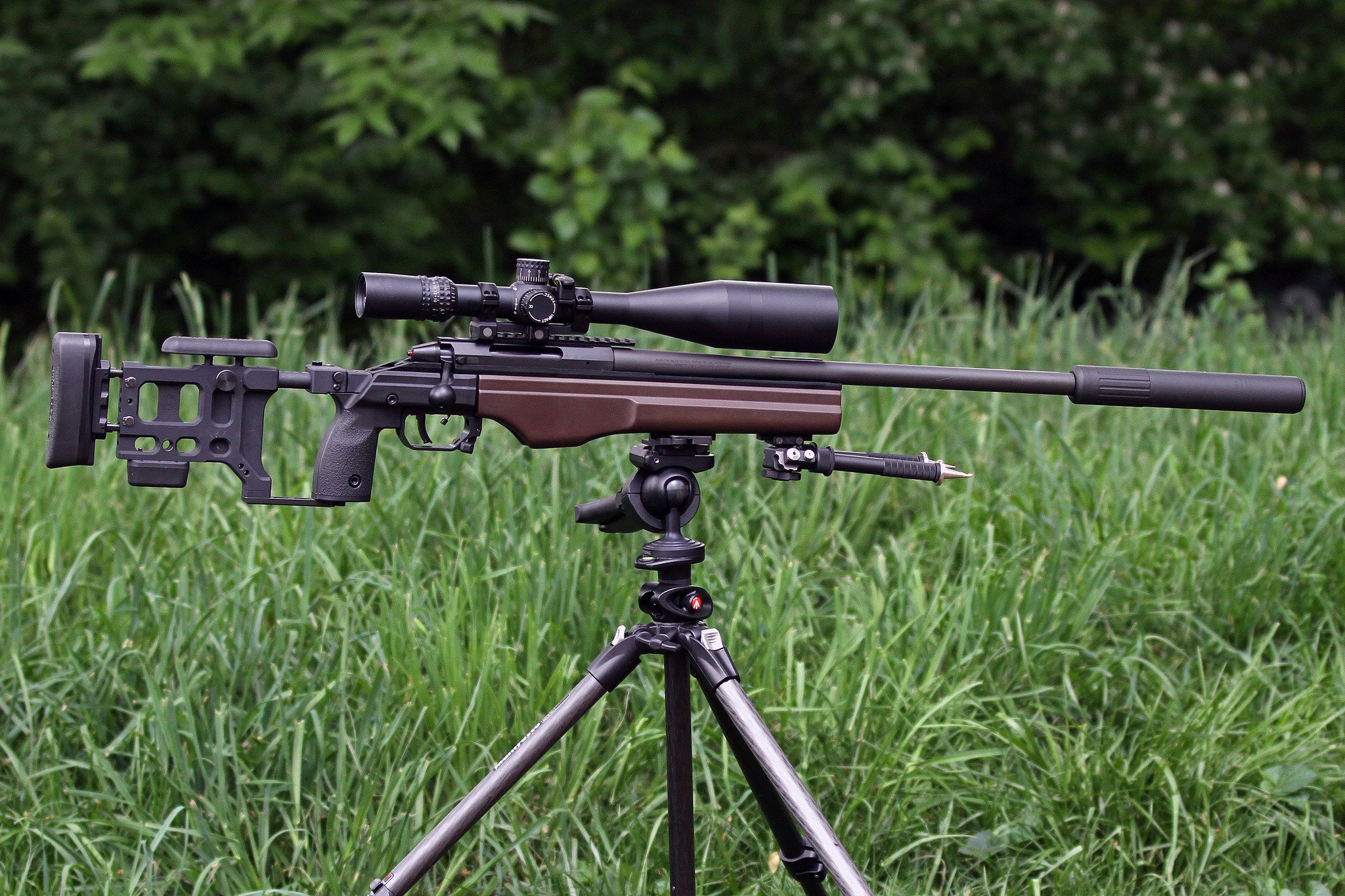 Sniper rifle on tripod HD Wallpaper