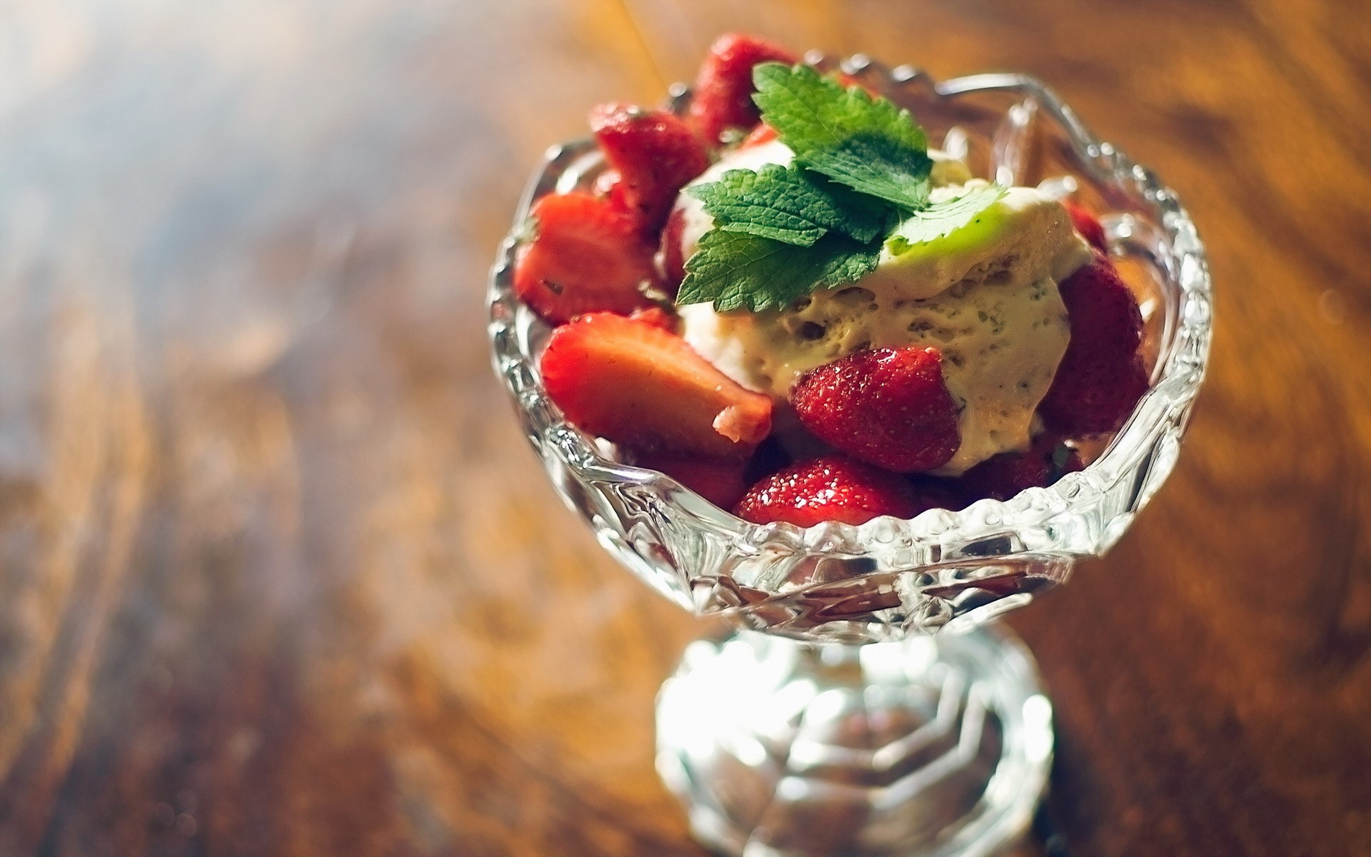 Ice cream with strawberries and mint in a crystal bowl HD Wallpaper