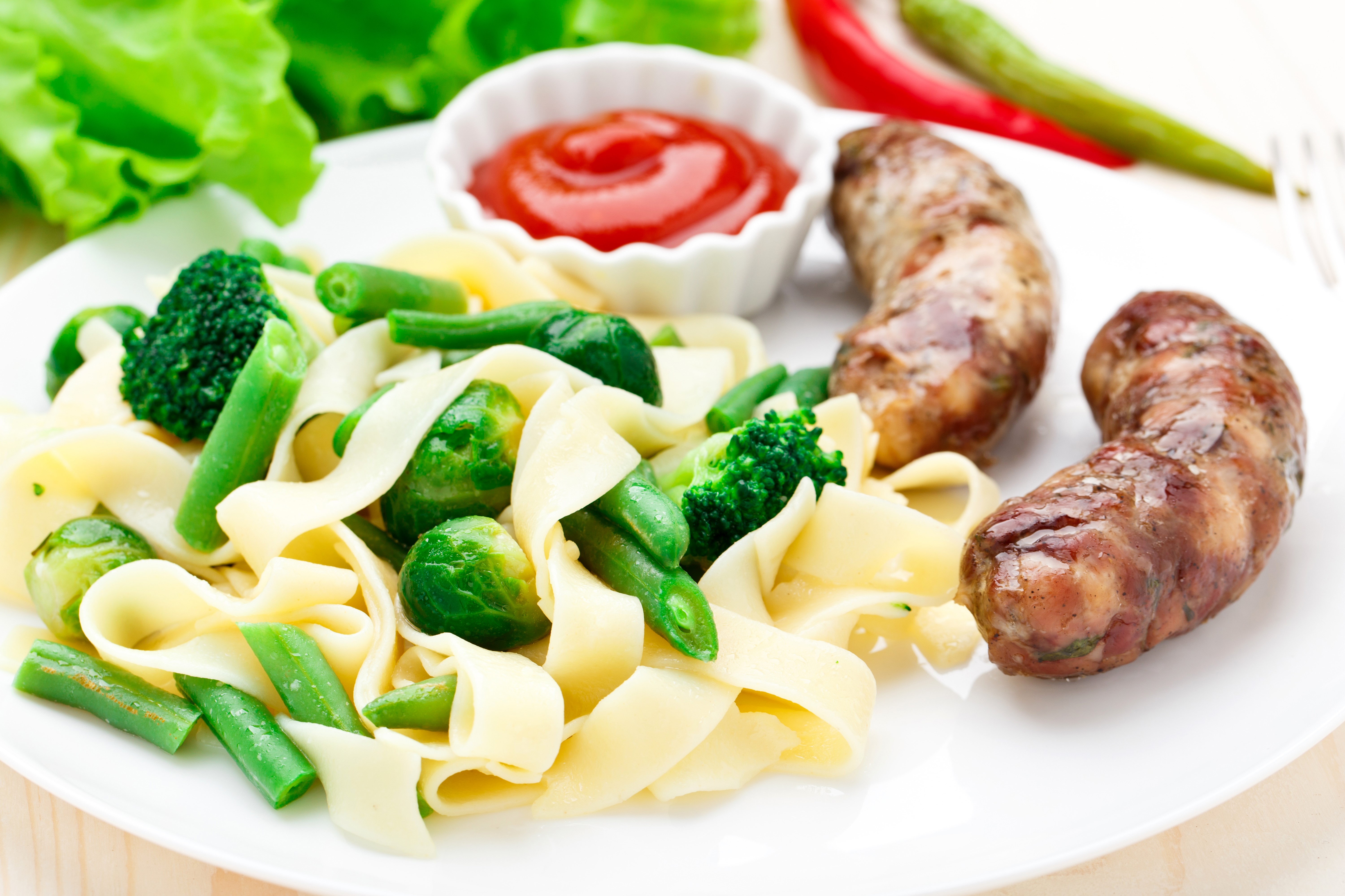 Pasta with vegetables and sausages HD Wallpaper