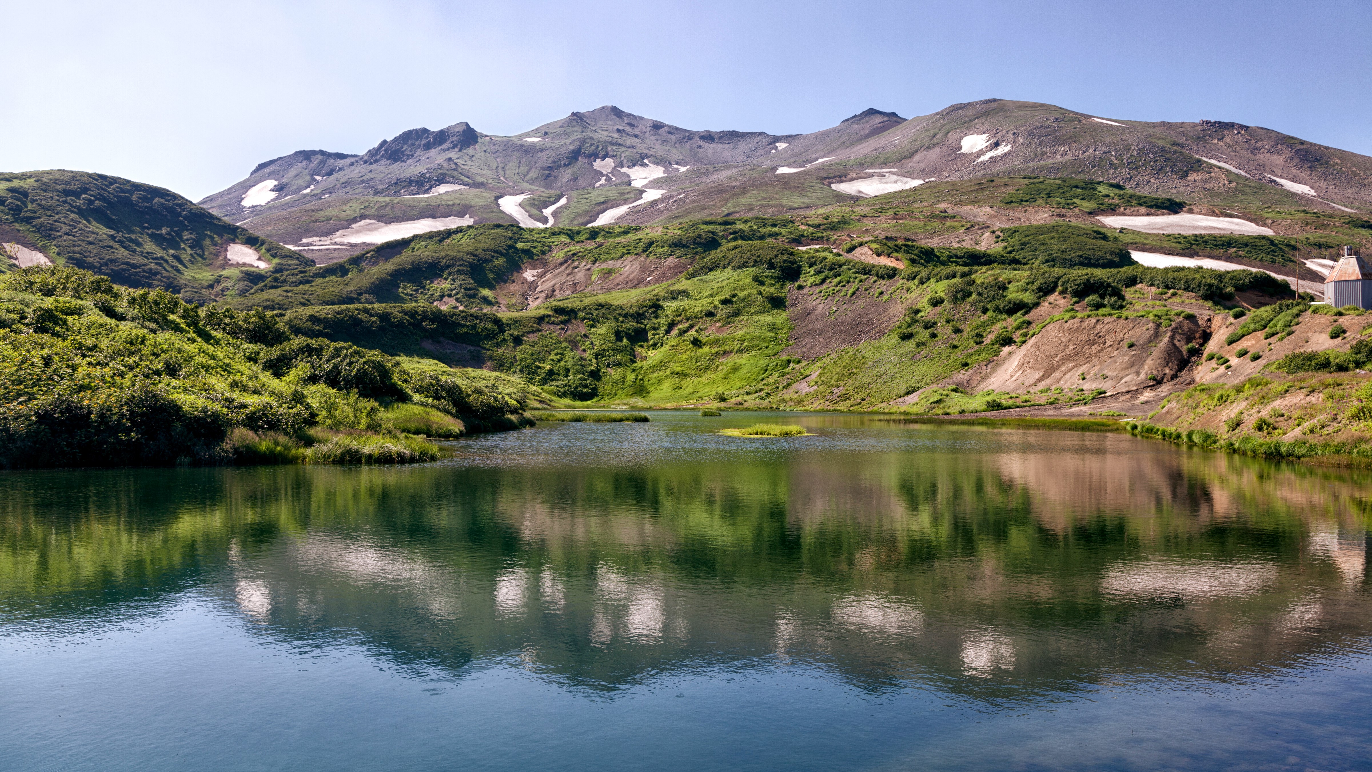 Lake and mountains on Kamchatka Peninsula, Russia HD Wallpaper