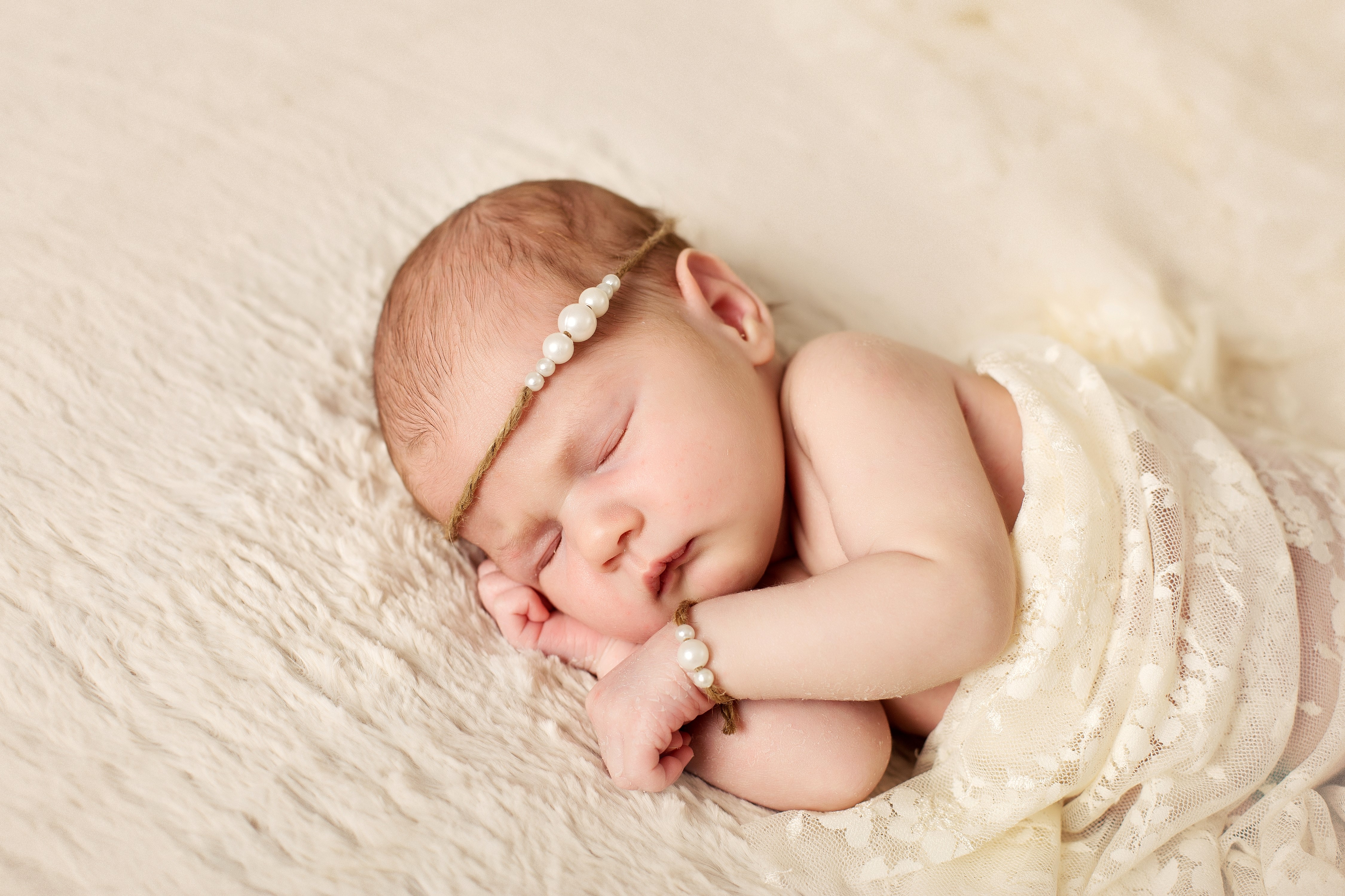 Newborn baby sleeping with pearl jewelry HD Wallpaper