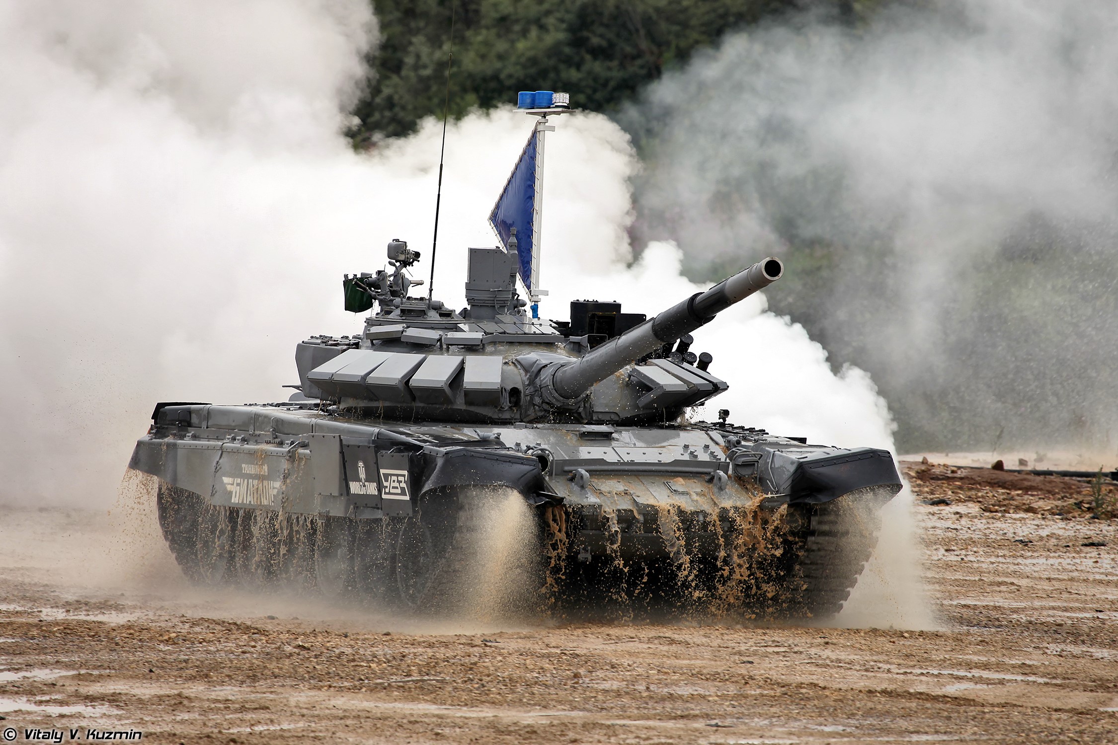 T-72B3 tank driving through mud and smoke HD Wallpaper