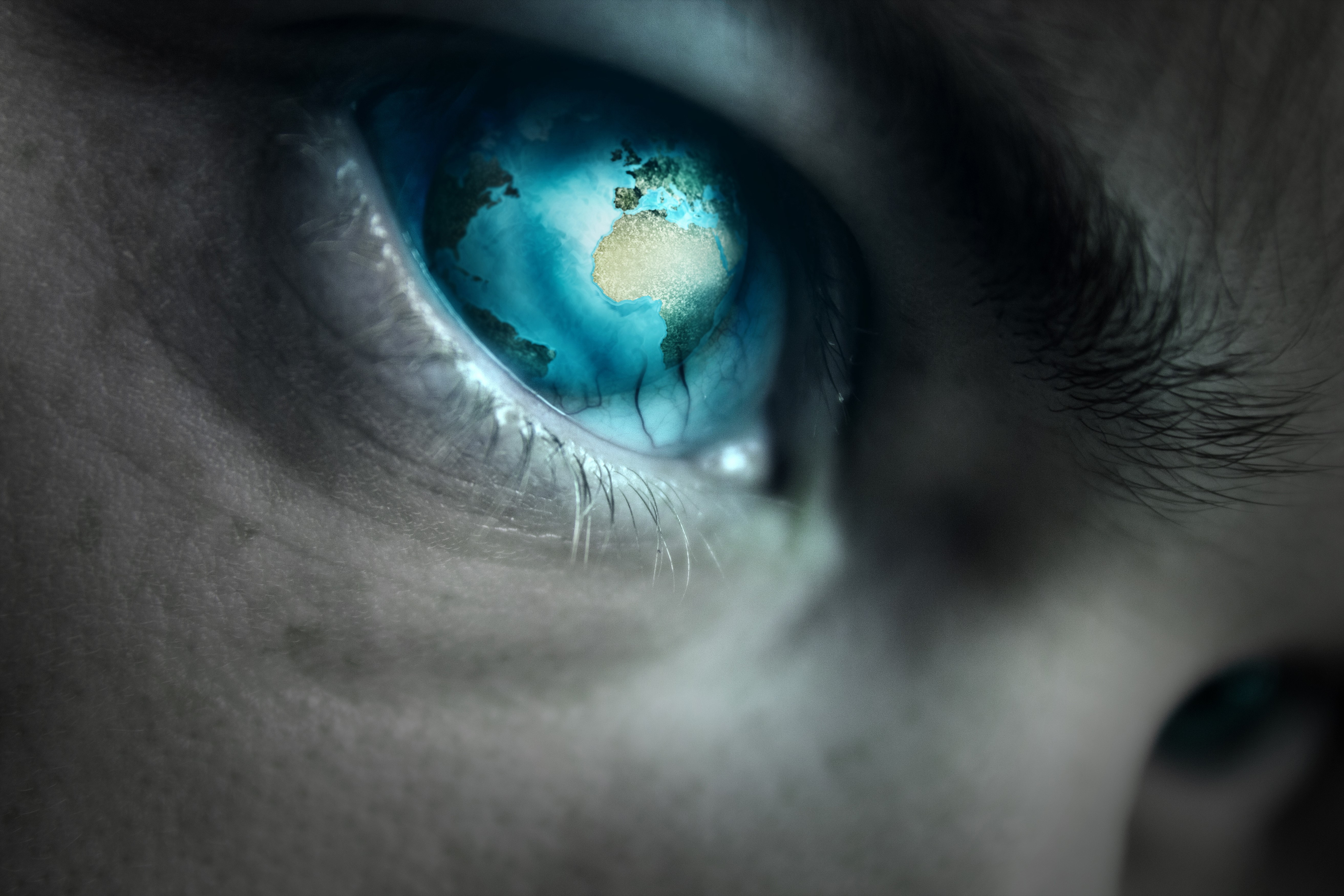 Close-up of an eye reflecting the Earth HD Wallpaper