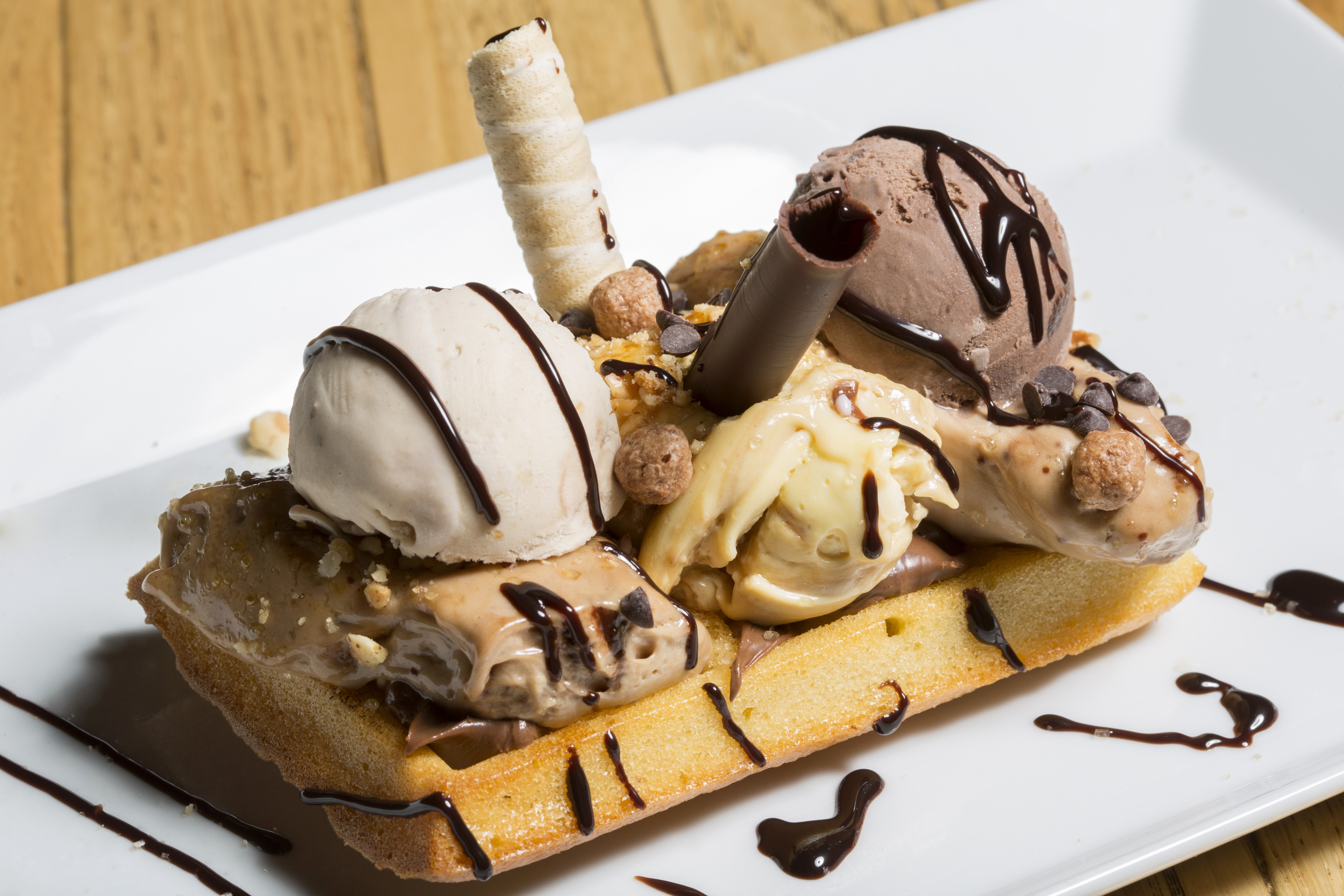 Ice cream waffle with chocolate sauce HD Wallpaper