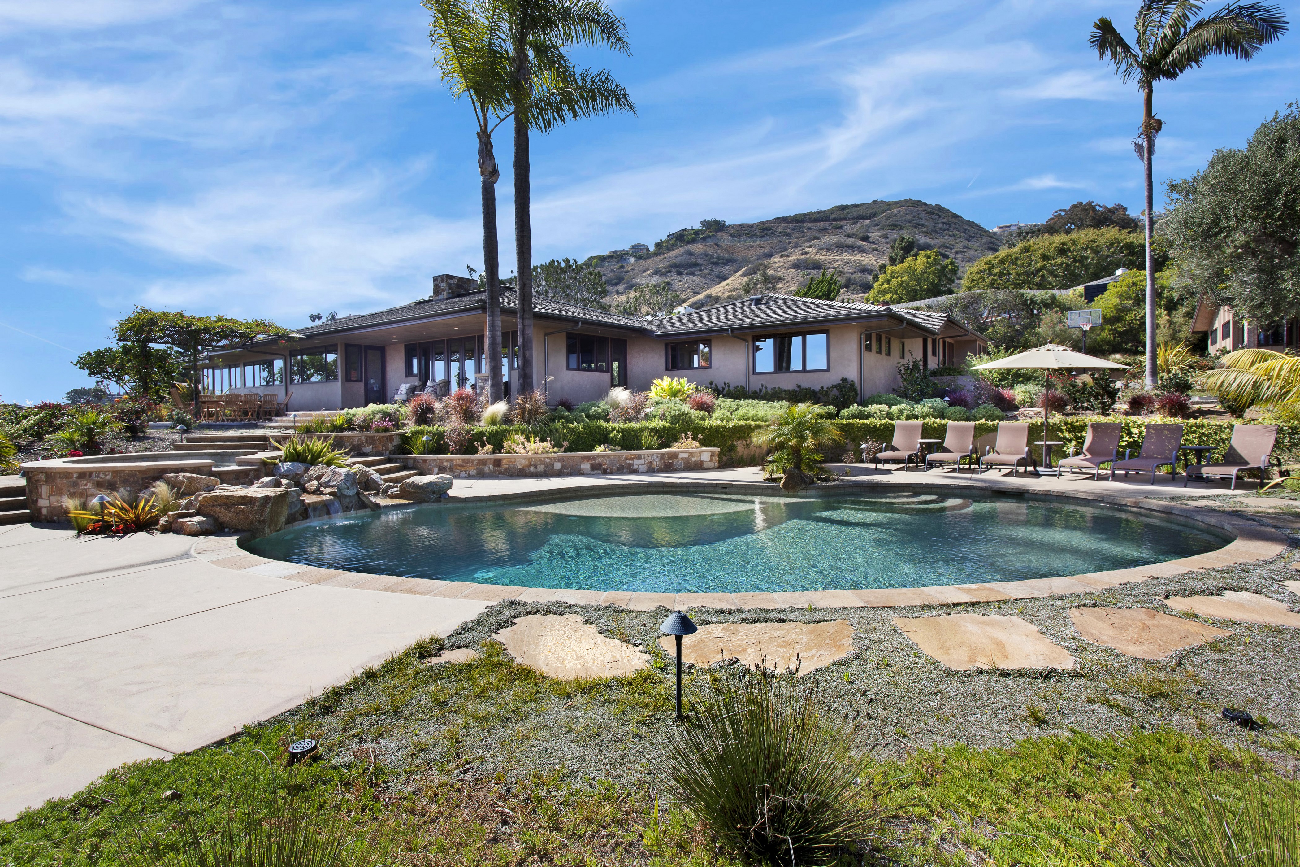 Luxury Villa with Pool in Laguna Beach, USA HD Wallpaper