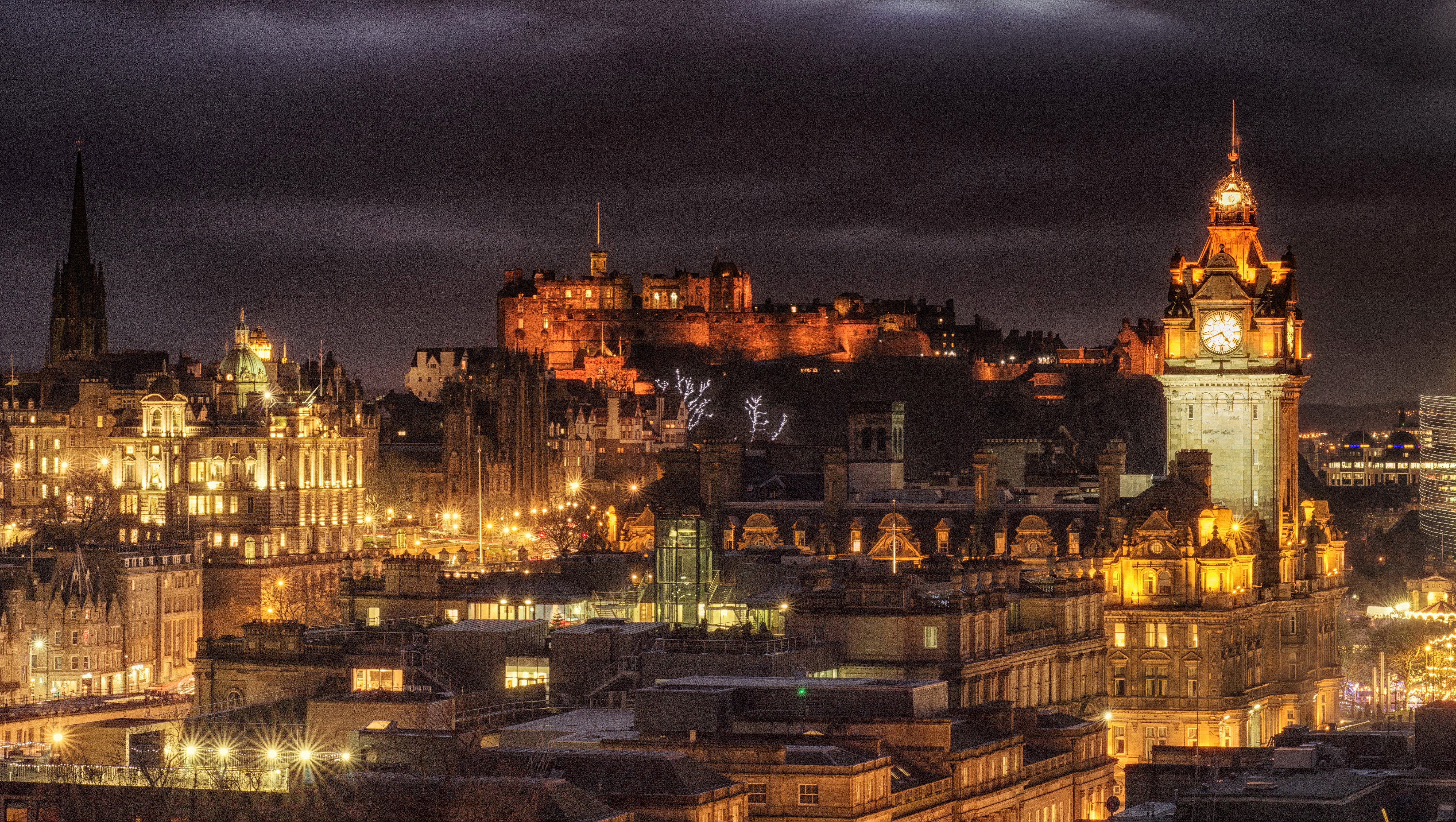 Edinburgh Castle and city skyline at night HD Wallpaper