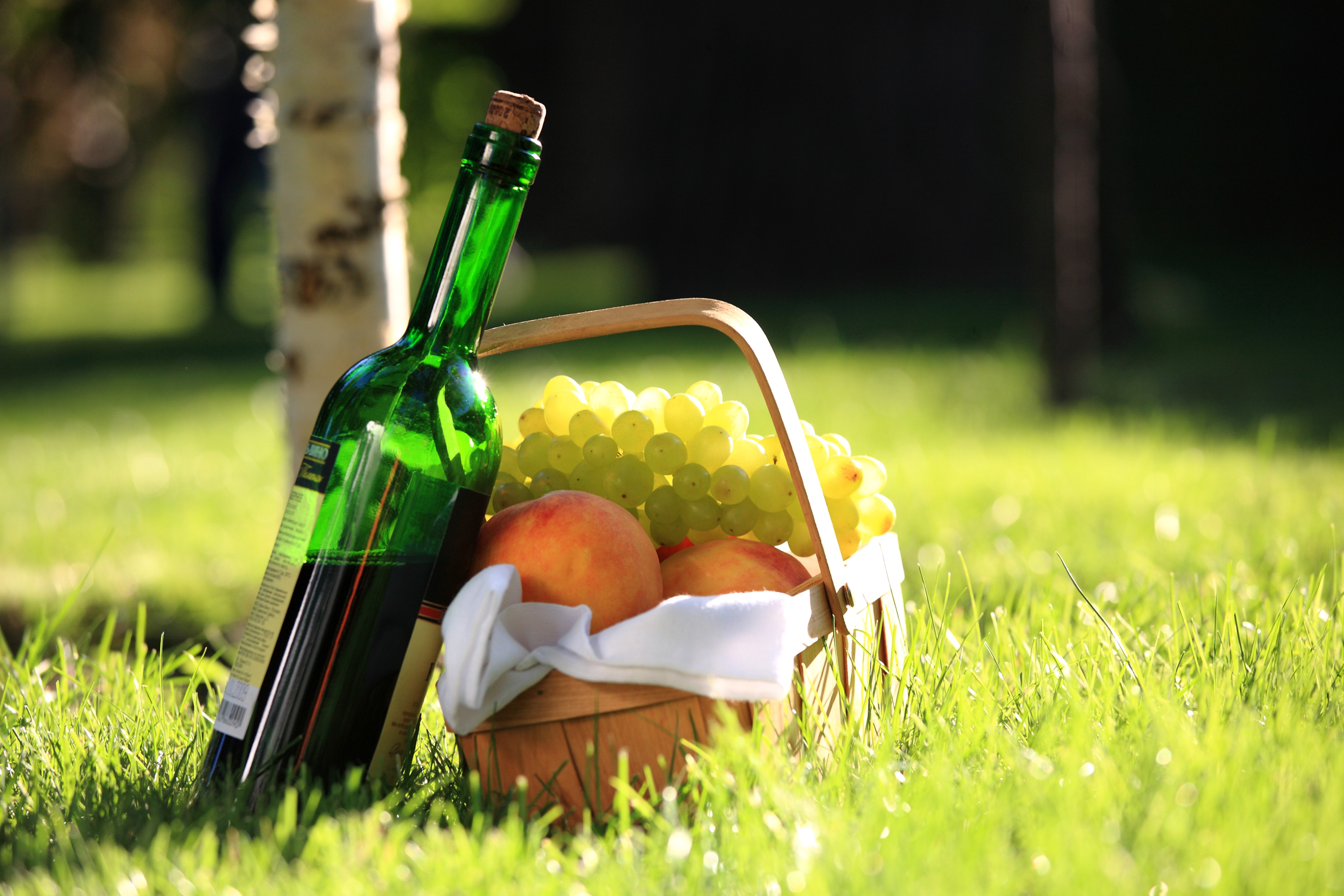 4K Wine Grapes Peaches Picnic Wicker Basket Bottle HD Wallpaper
