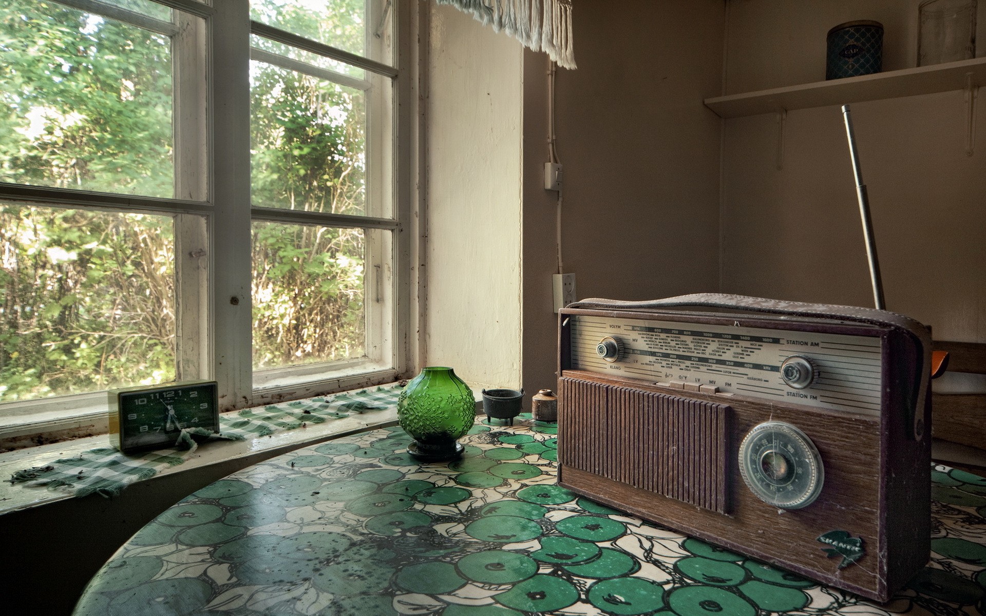 Old radio on a table by a window HD Wallpaper
