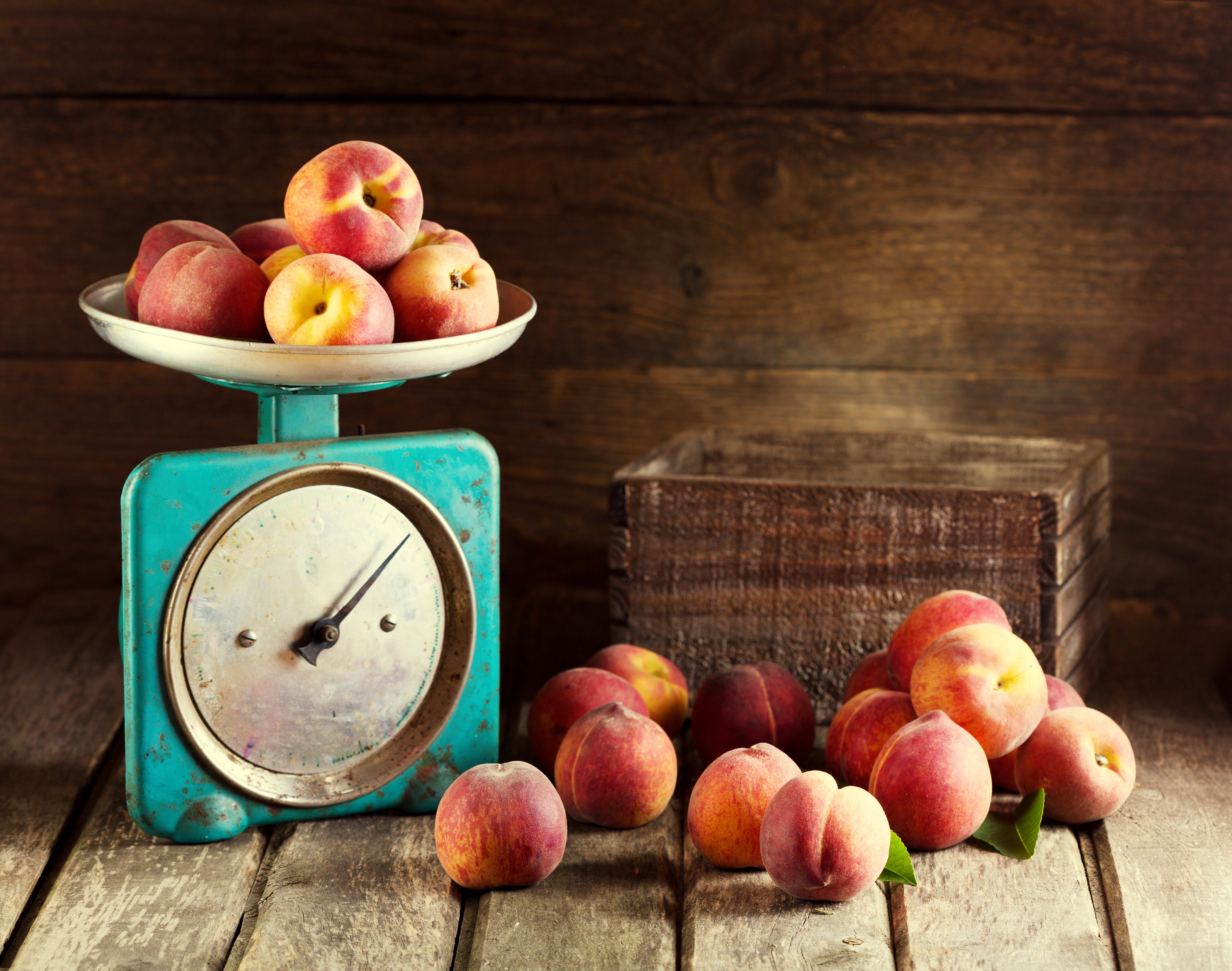 Peaches on a vintage scale HD Wallpaper
